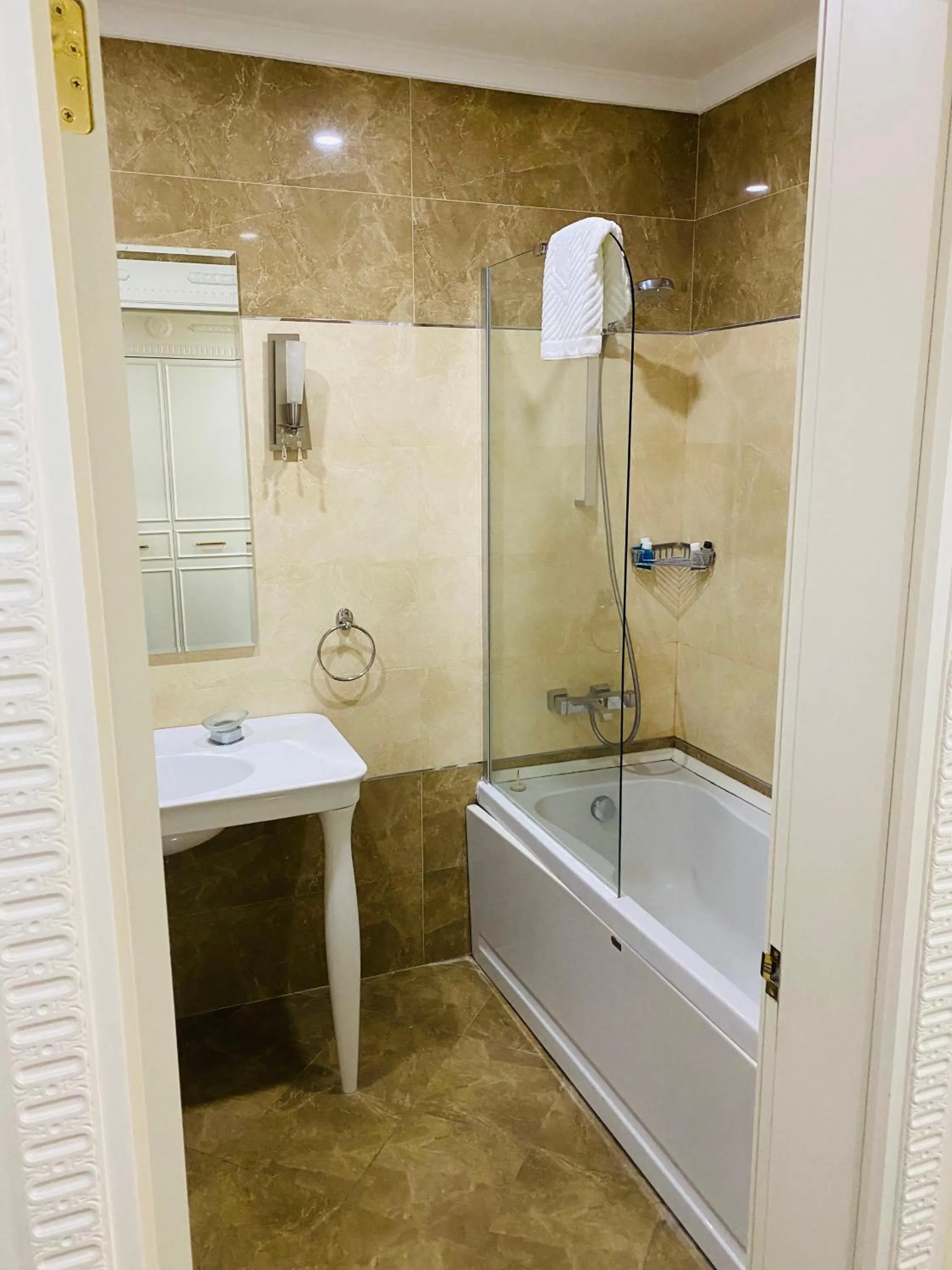 Shower in Lake Palace Baku