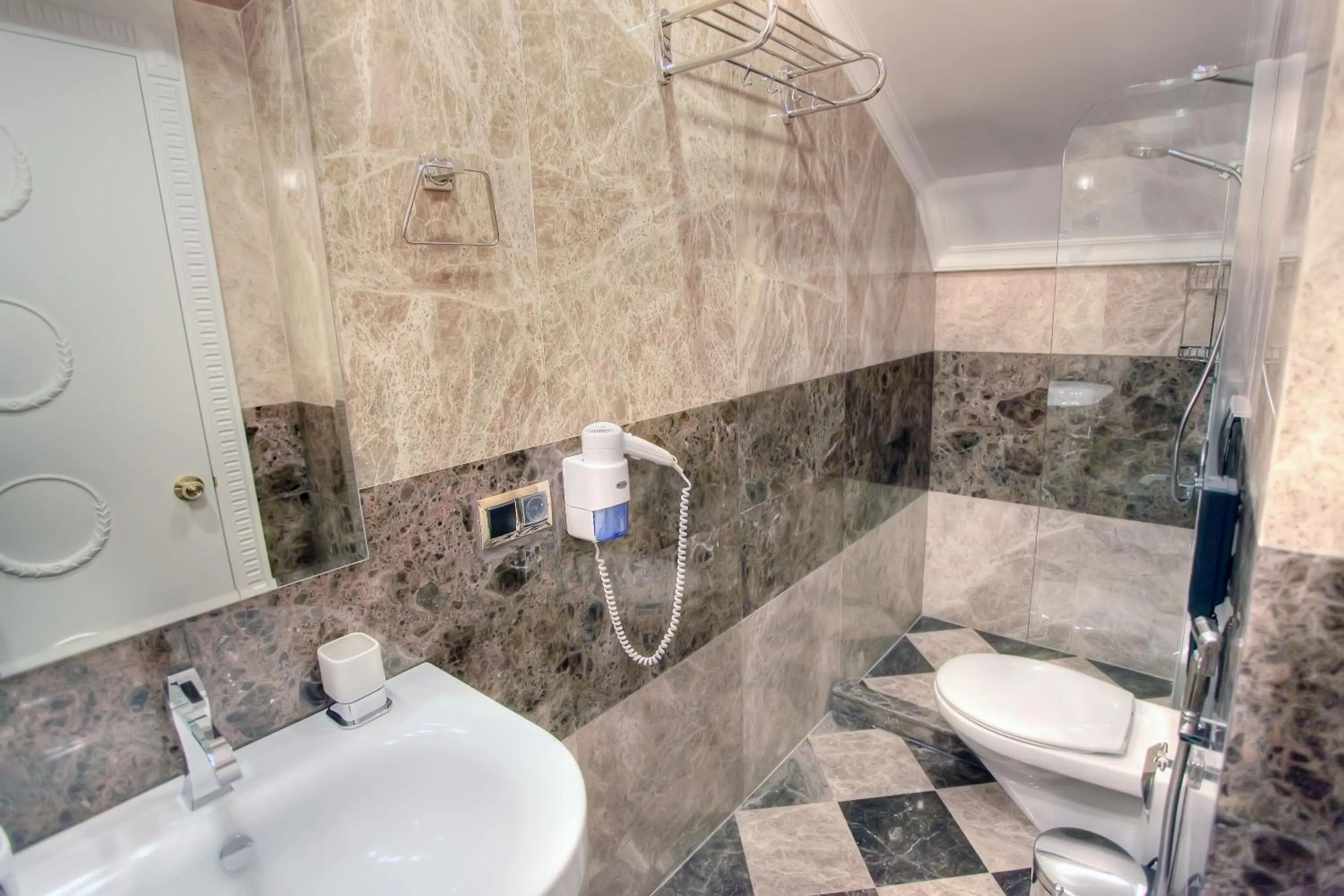 Shower in Lake Palace Baku