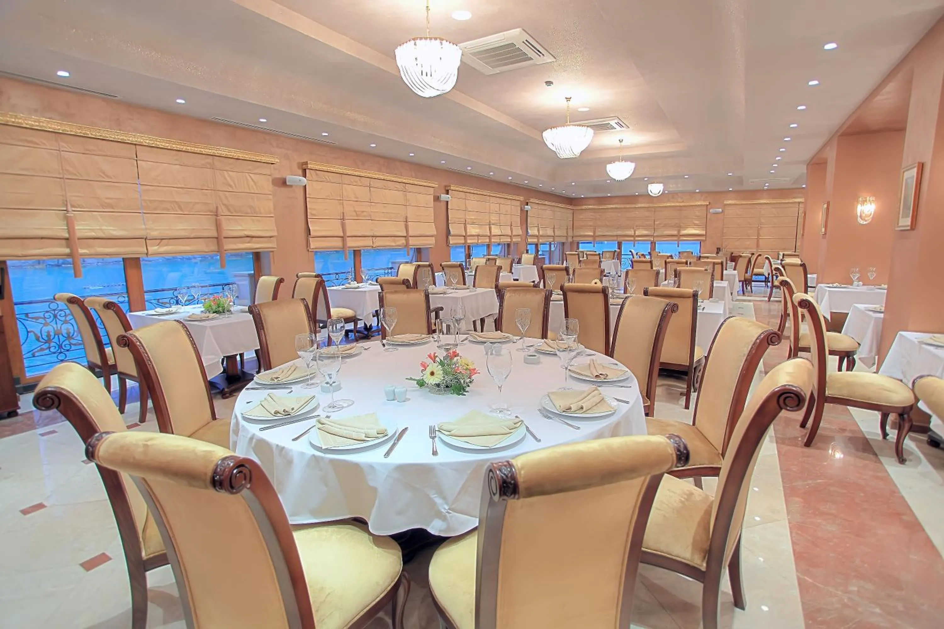 Restaurant/places to eat in Lake Palace Baku