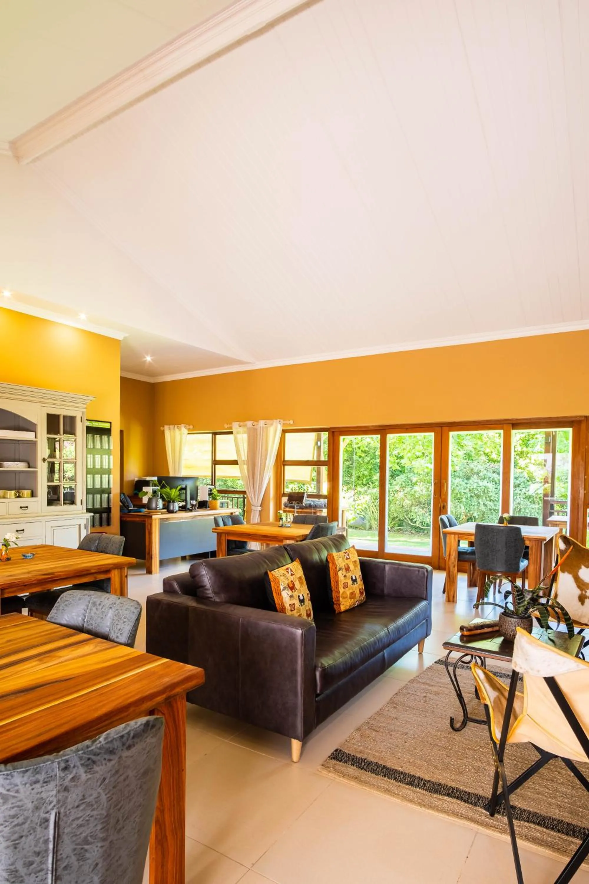 Communal lounge/ TV room in BWHALE guest house B&B