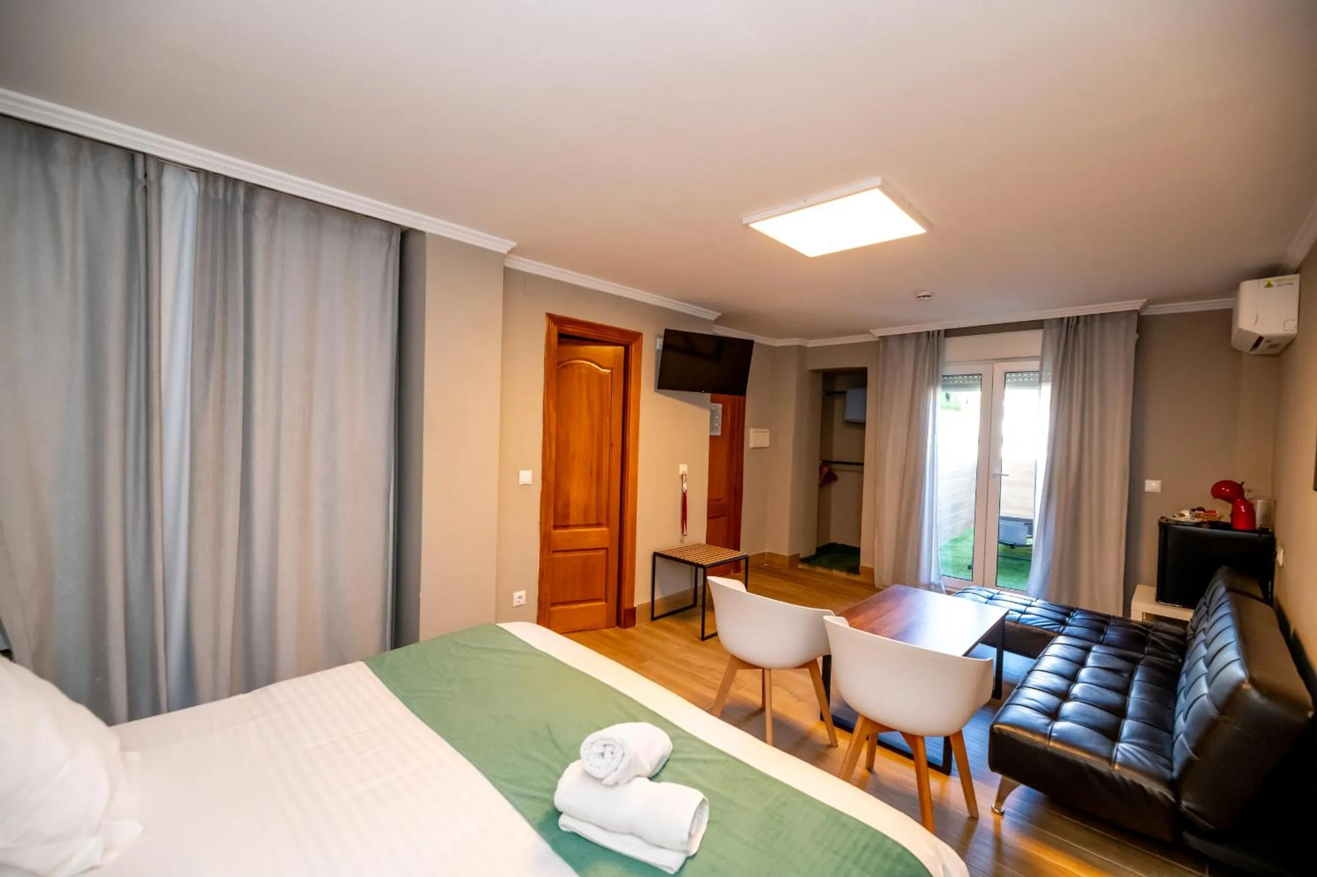 Decorative detail, Bed in Hotel Monasterio Granada - Adults Only