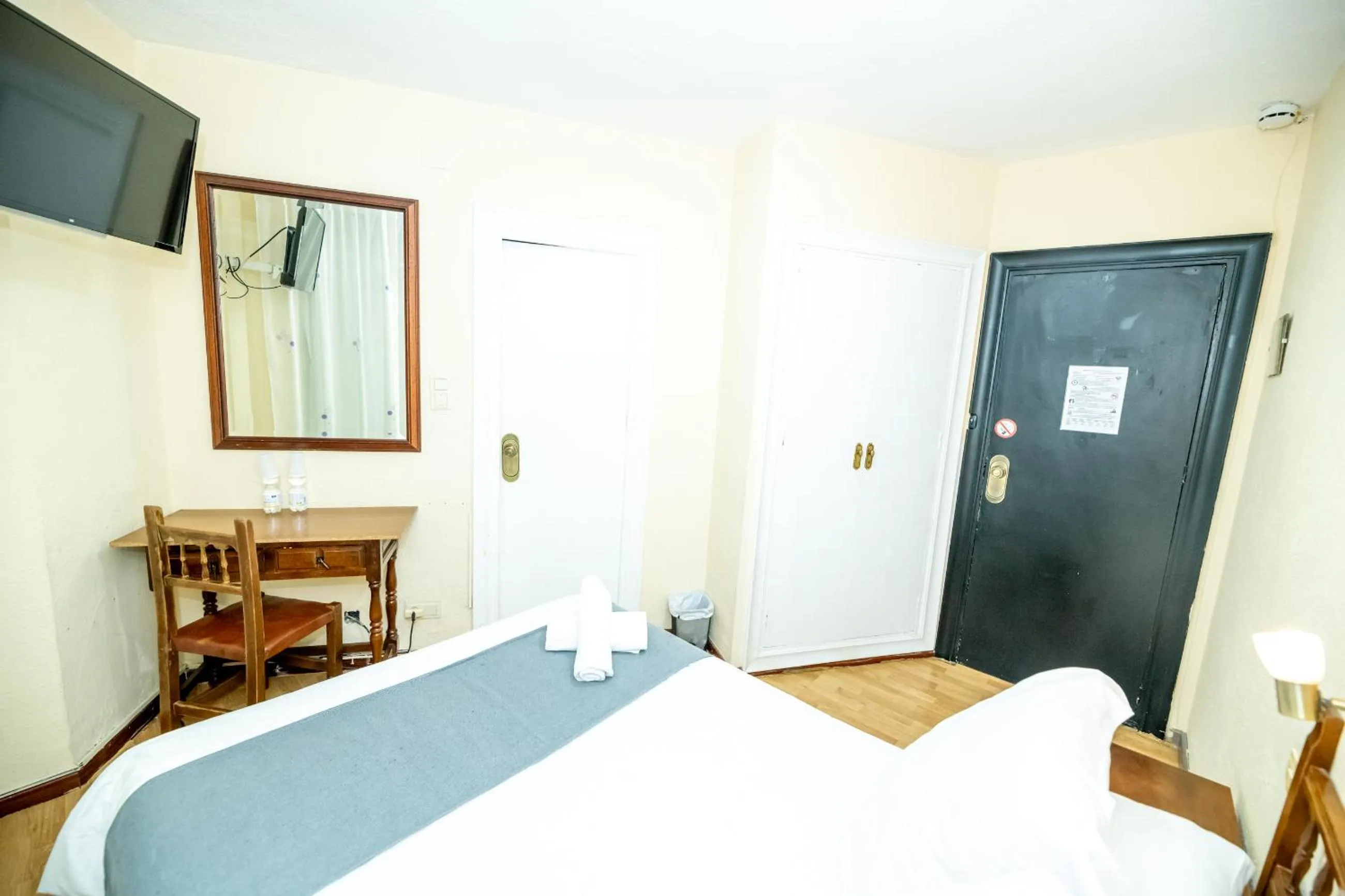 Photo of the whole room, Bed in Hotel Monasterio Granada - Adults Only