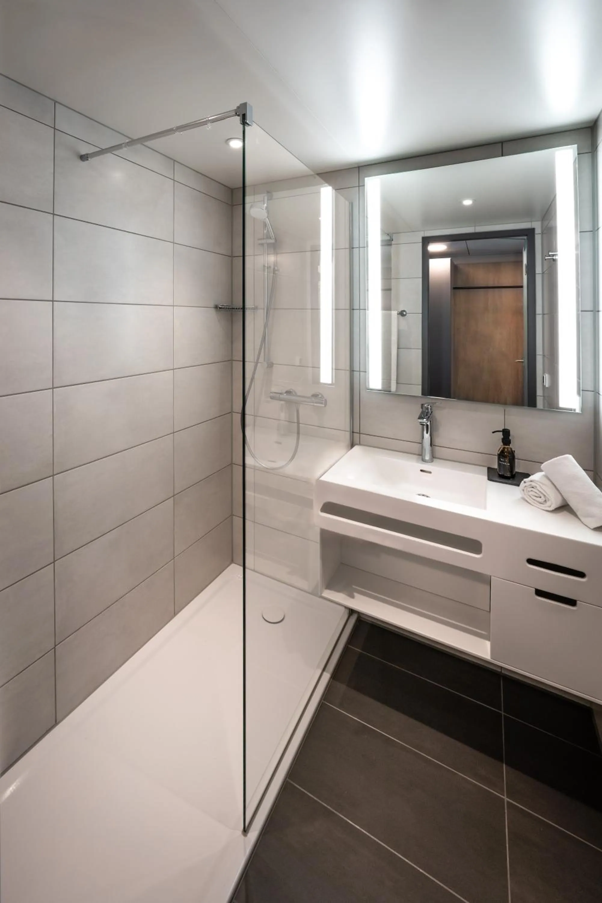 Shower in LOGINN Hotel Stuttgart Zuffenhausen
