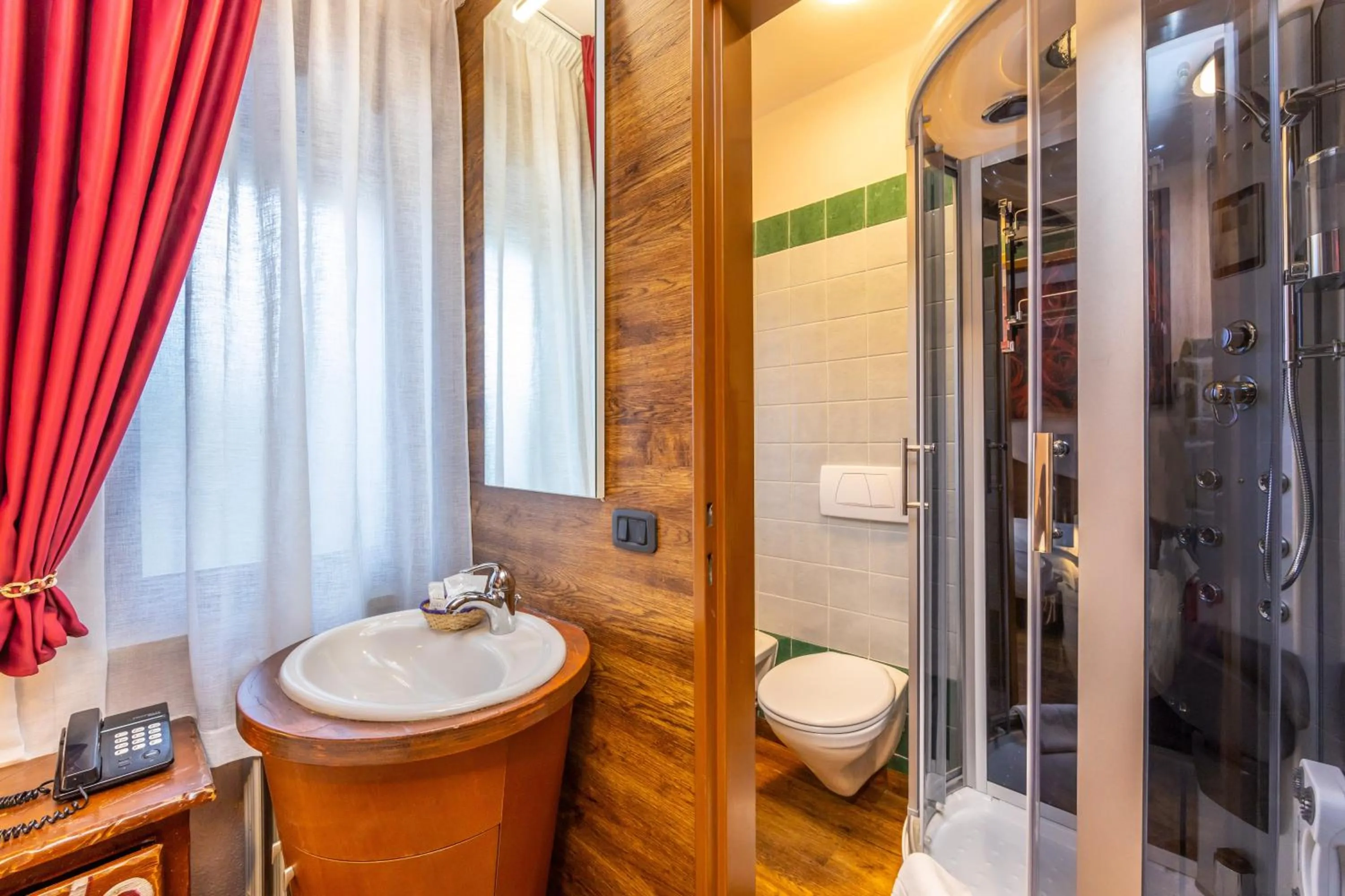 Shower in Garden Wellness Hotel S