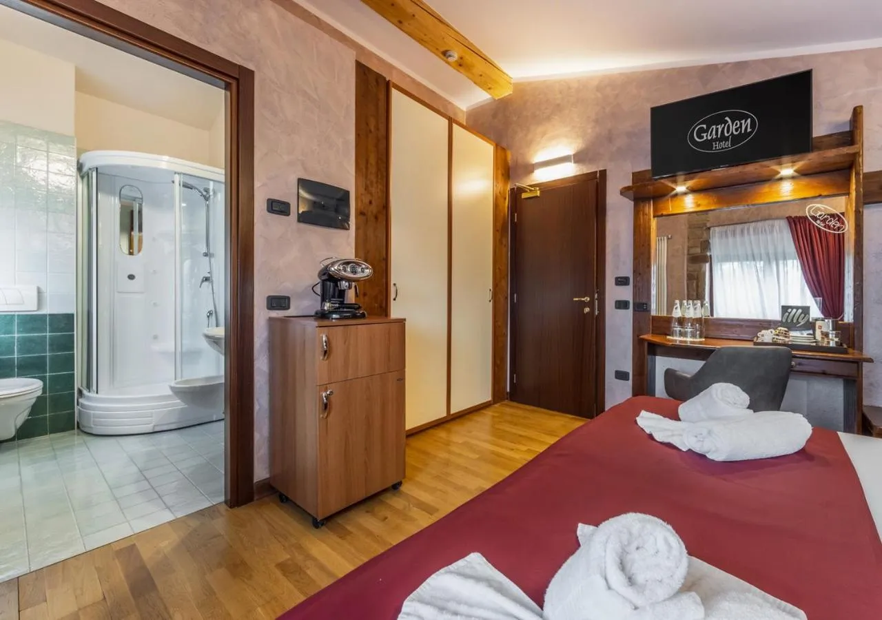 Bathroom, Bed in Garden Wellness Hotel S