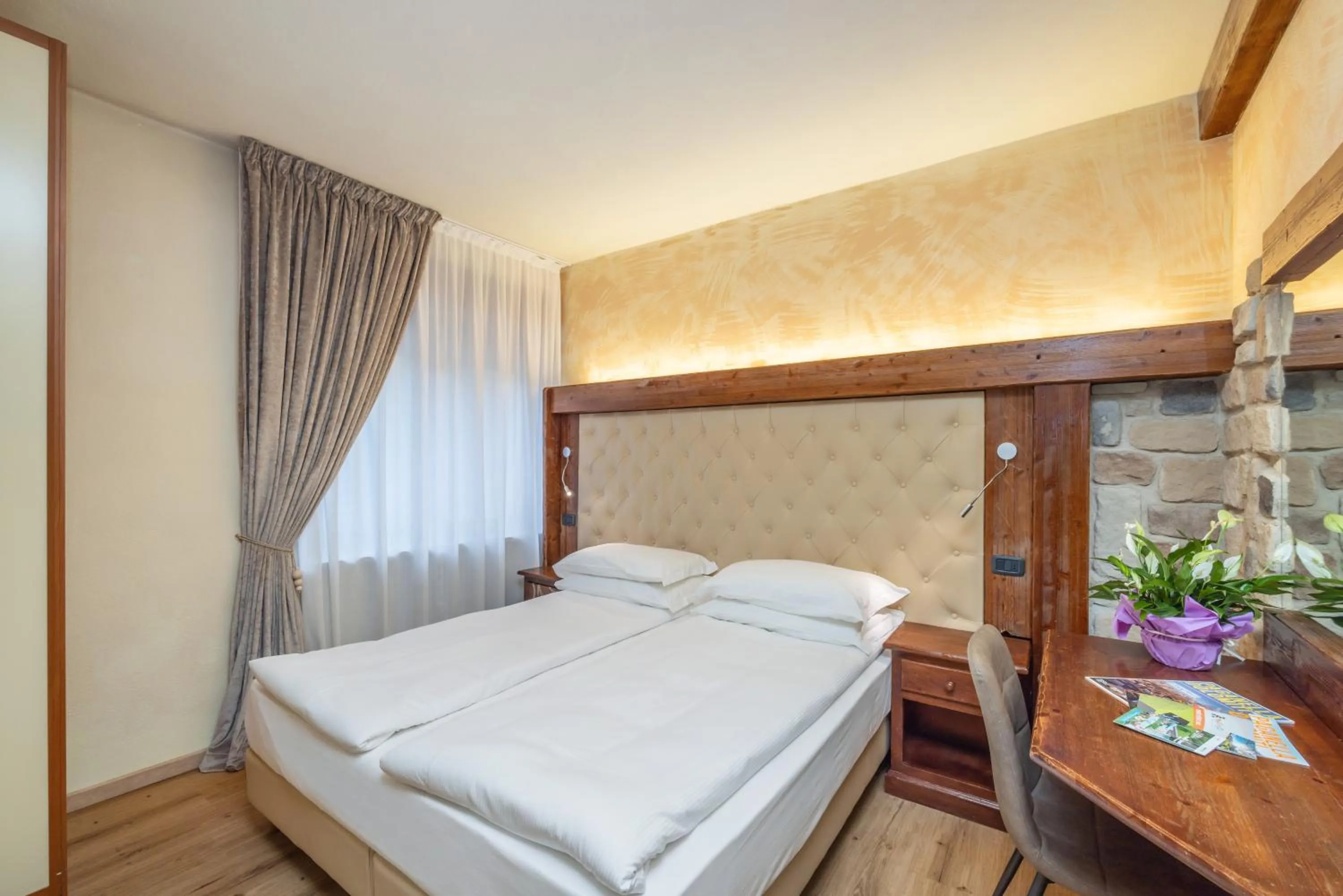 Bed in Garden Wellness Hotel S