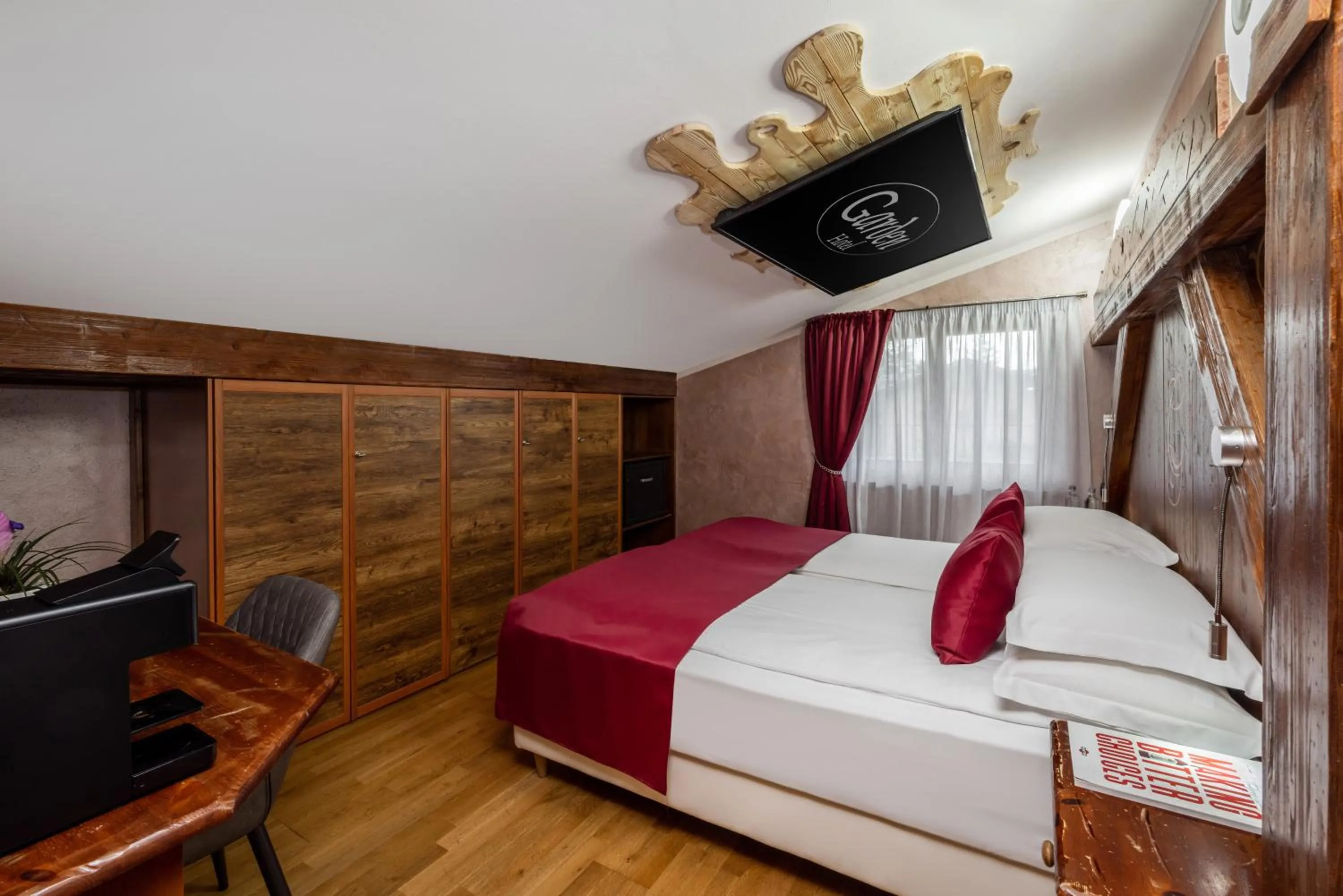 Bed in Garden Wellness Hotel S