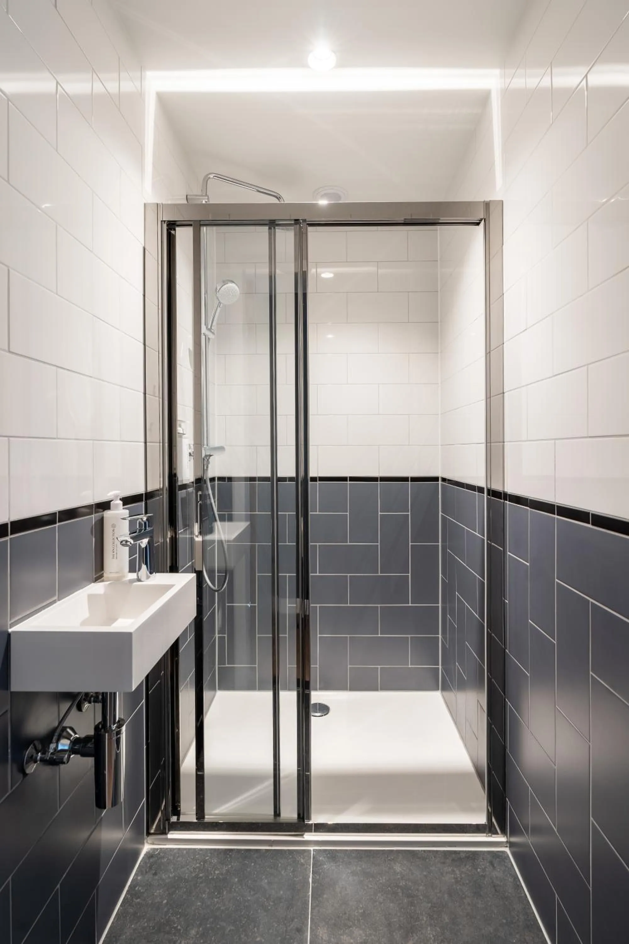 Shower in YAYS Antwerp Opera by Numa