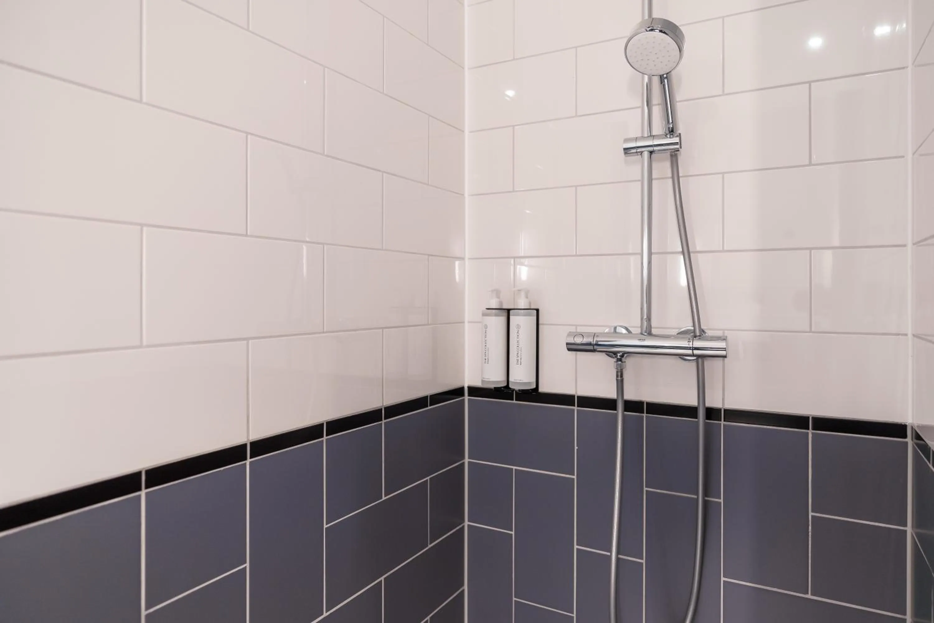 Shower in YAYS Antwerp Opera by Numa