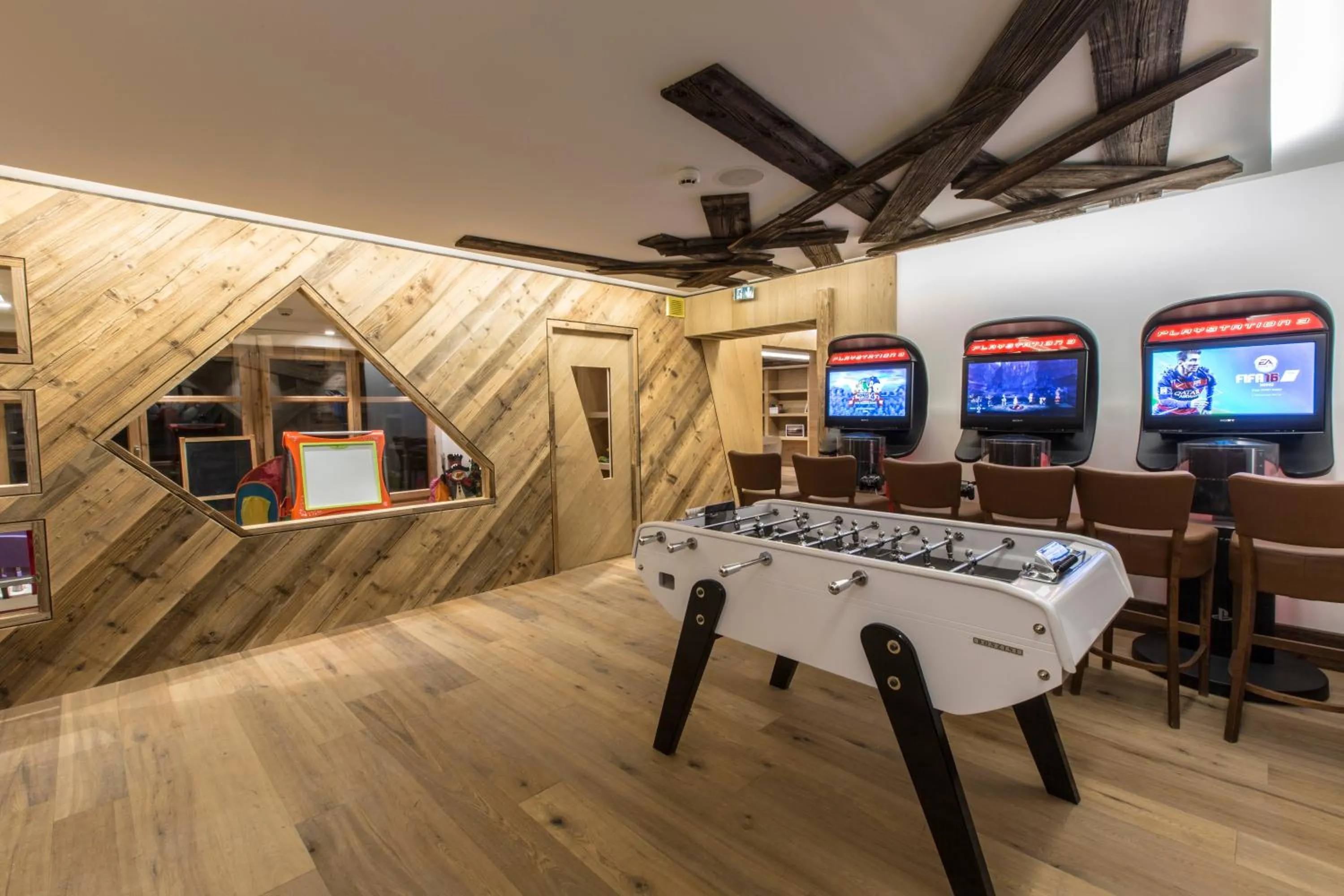 Game Room in Hôtel Les Barmes De l'Ours
