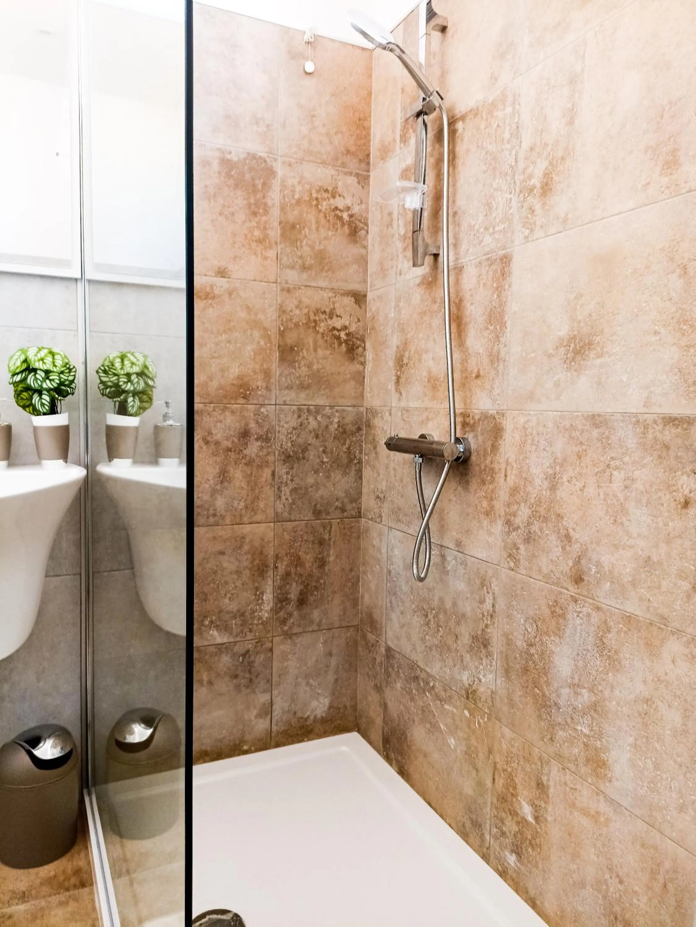 Shower in Kolossoi Guest House