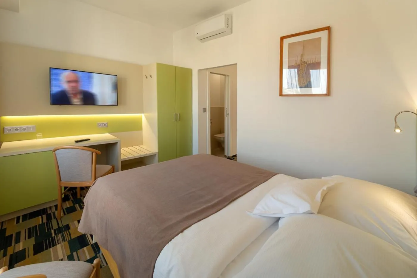 Photo of the whole room, Bed in Hotel Continental