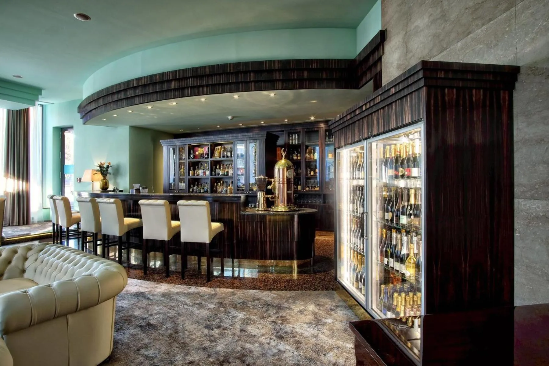 Restaurant/places to eat in Hotel Continental