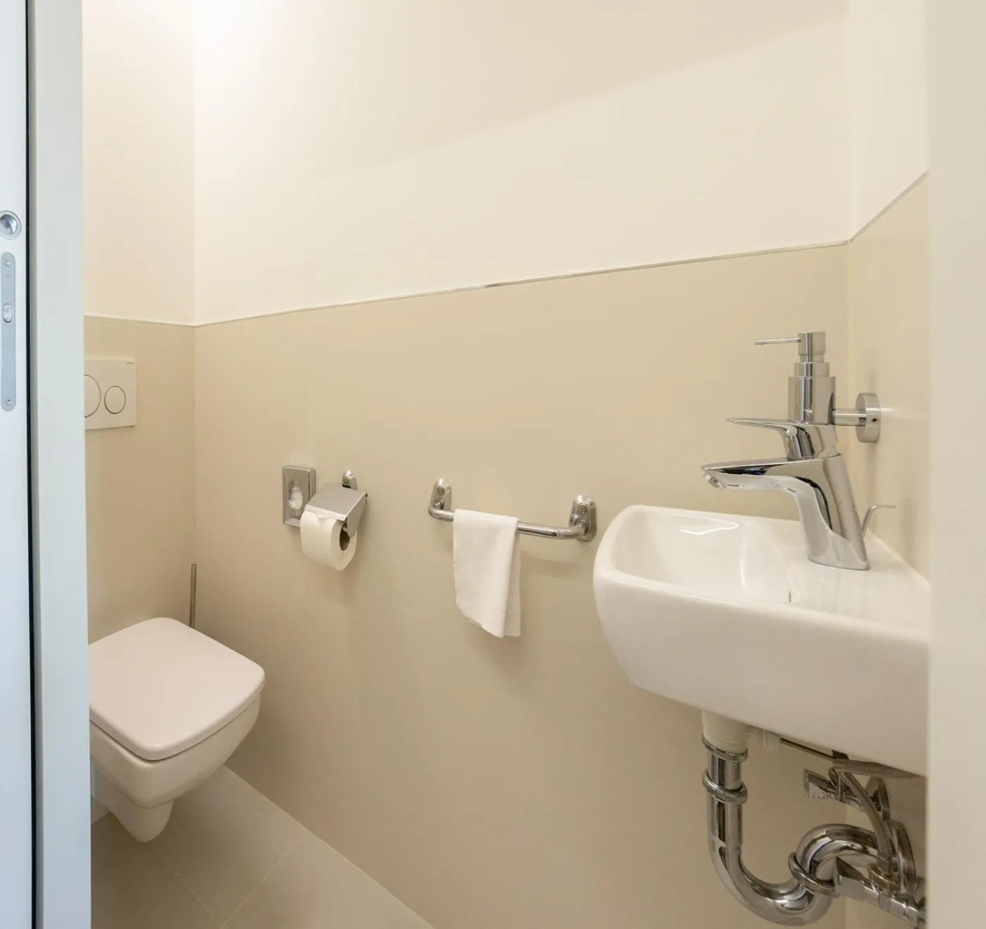 Toilet in Hotel Continental