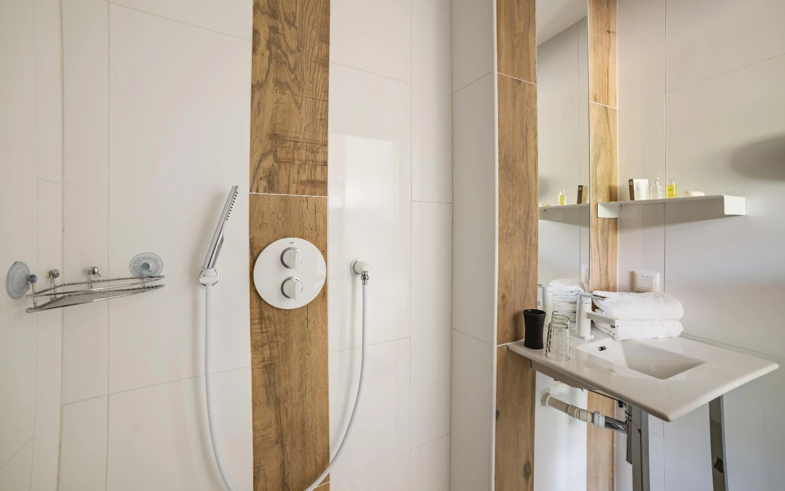 Shower in Rock Noir & Spa