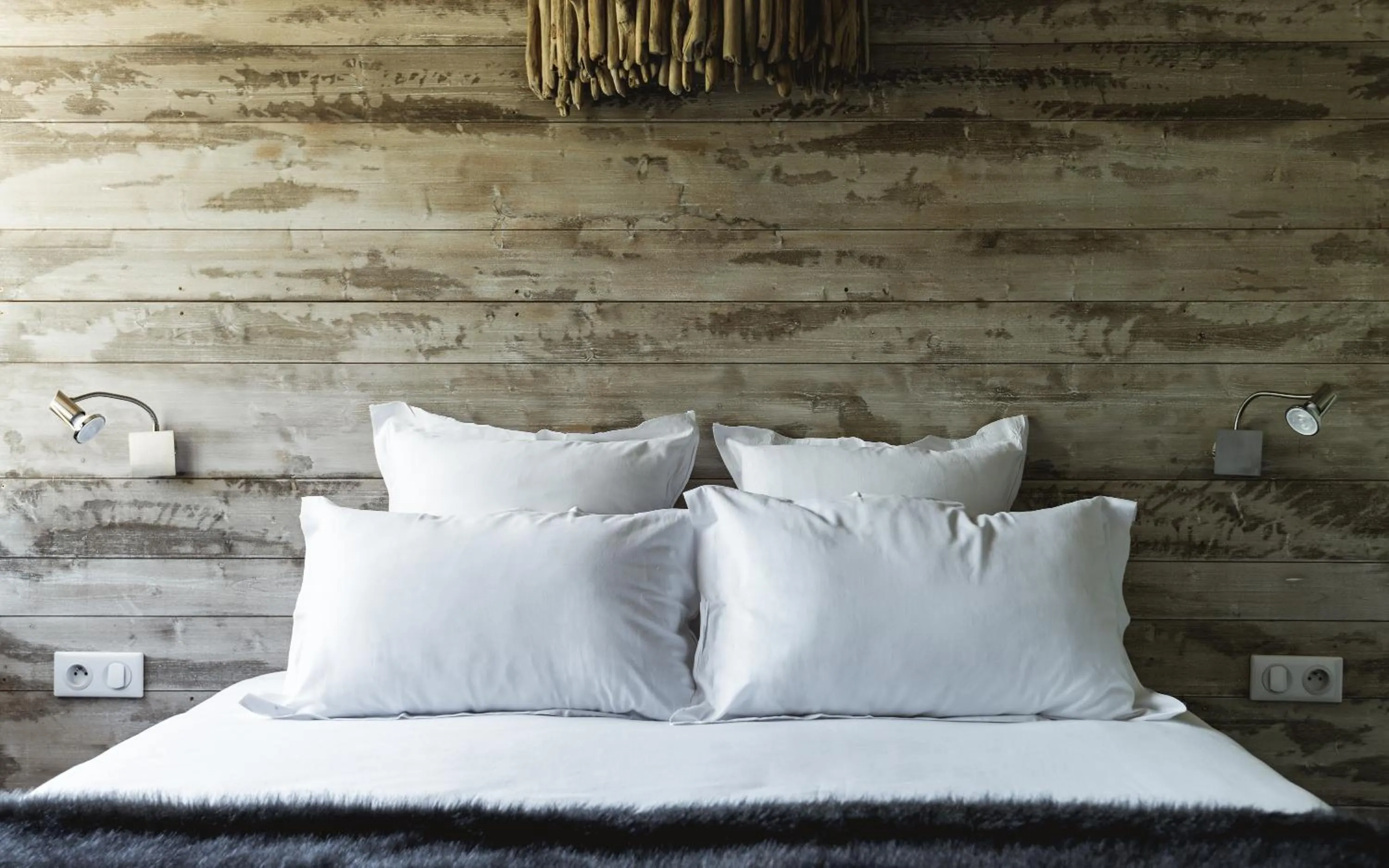 Bed in Rock Noir & Spa