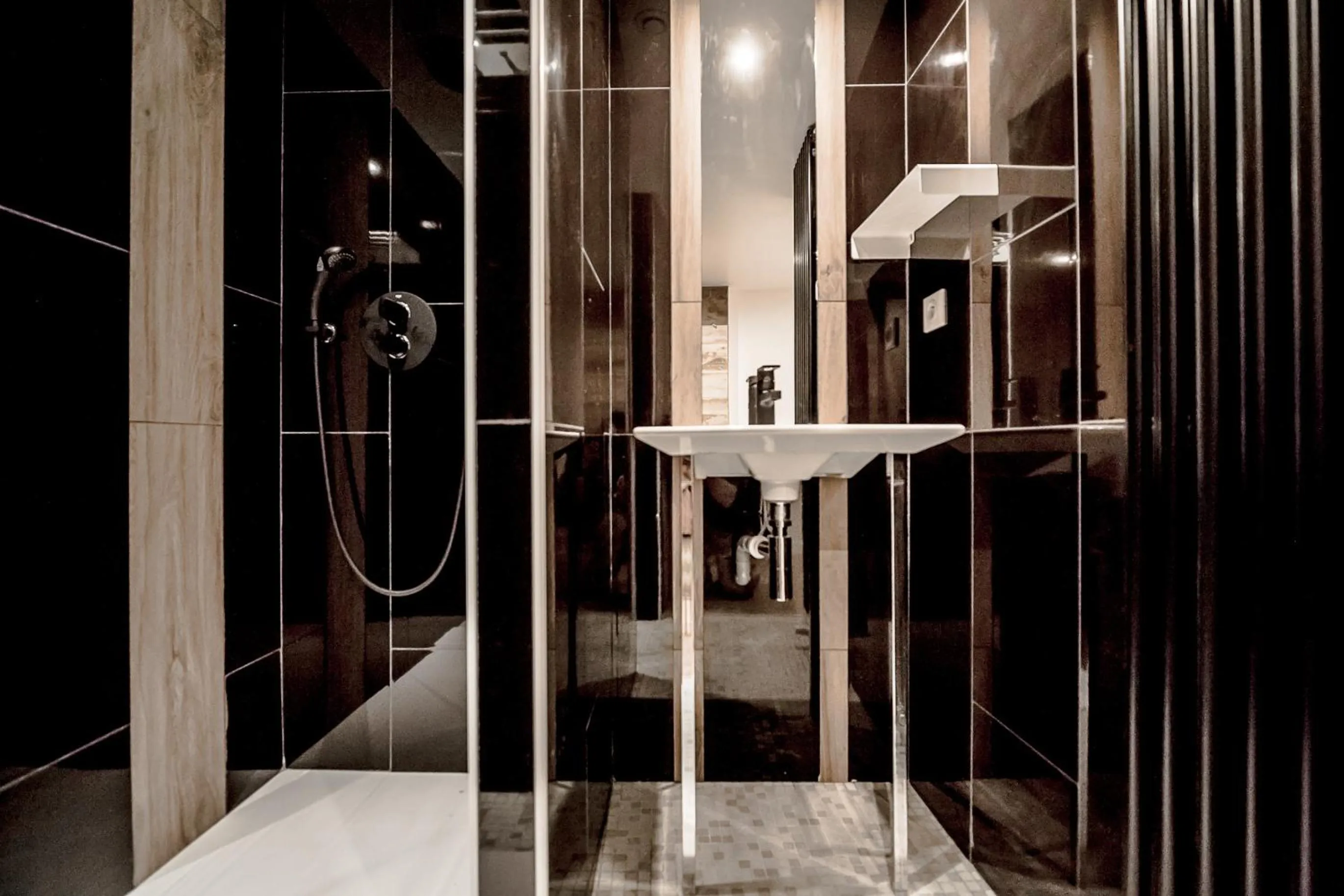Shower in Rock Noir & Spa
