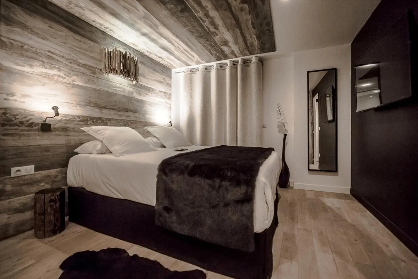Bed in Rock Noir & Spa