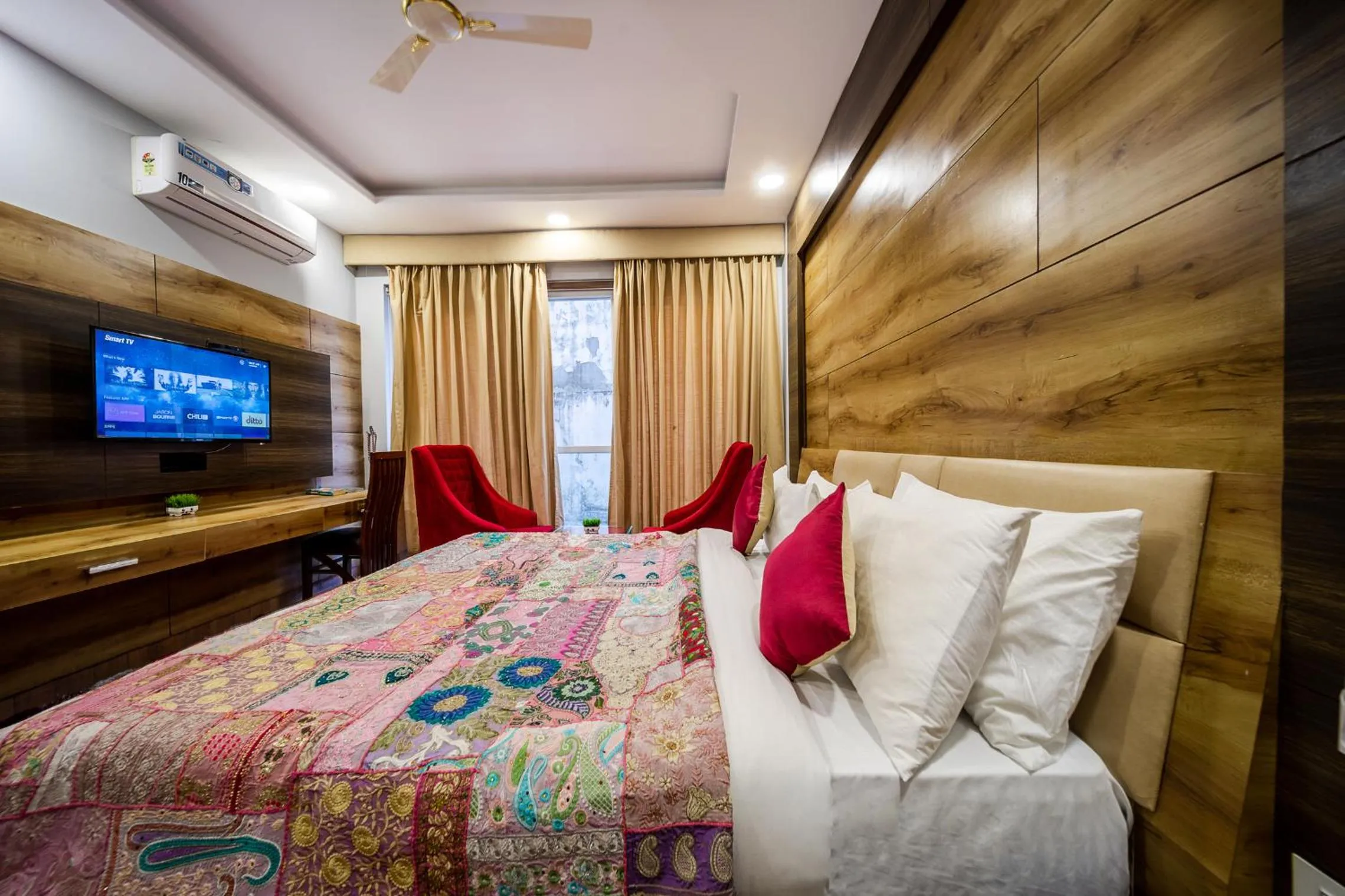 TV and multimedia in Tripli Hotels Shivaay