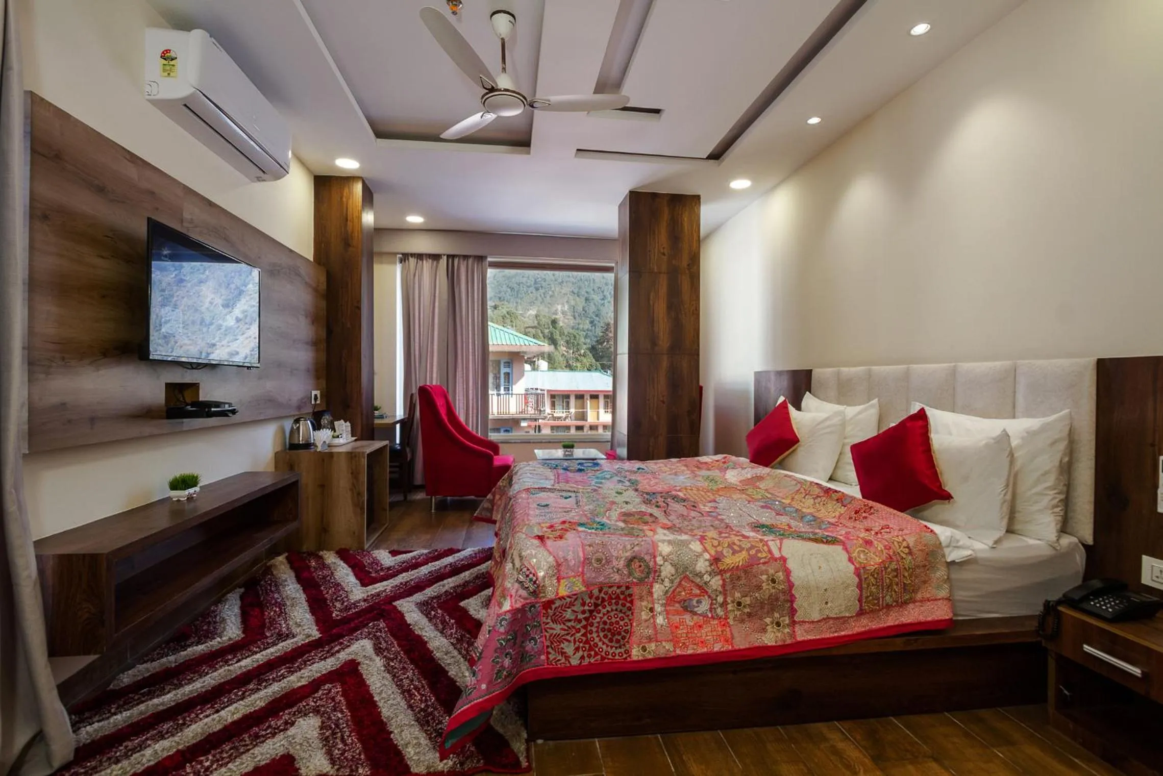 TV and multimedia in Tripli Hotels Shivaay