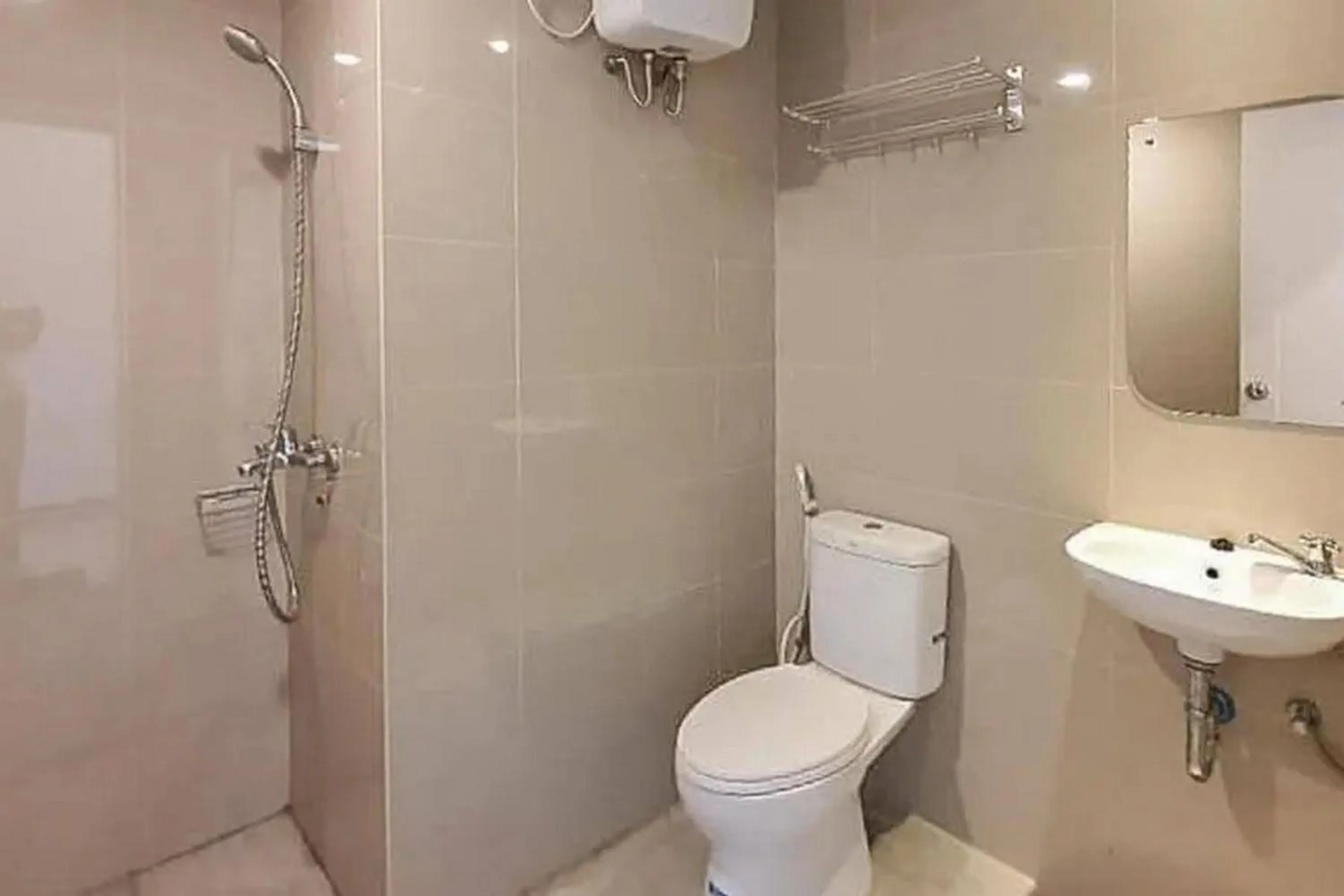 Bathroom in RedLiving Apartemen Sentraland Semarang - WIN Property