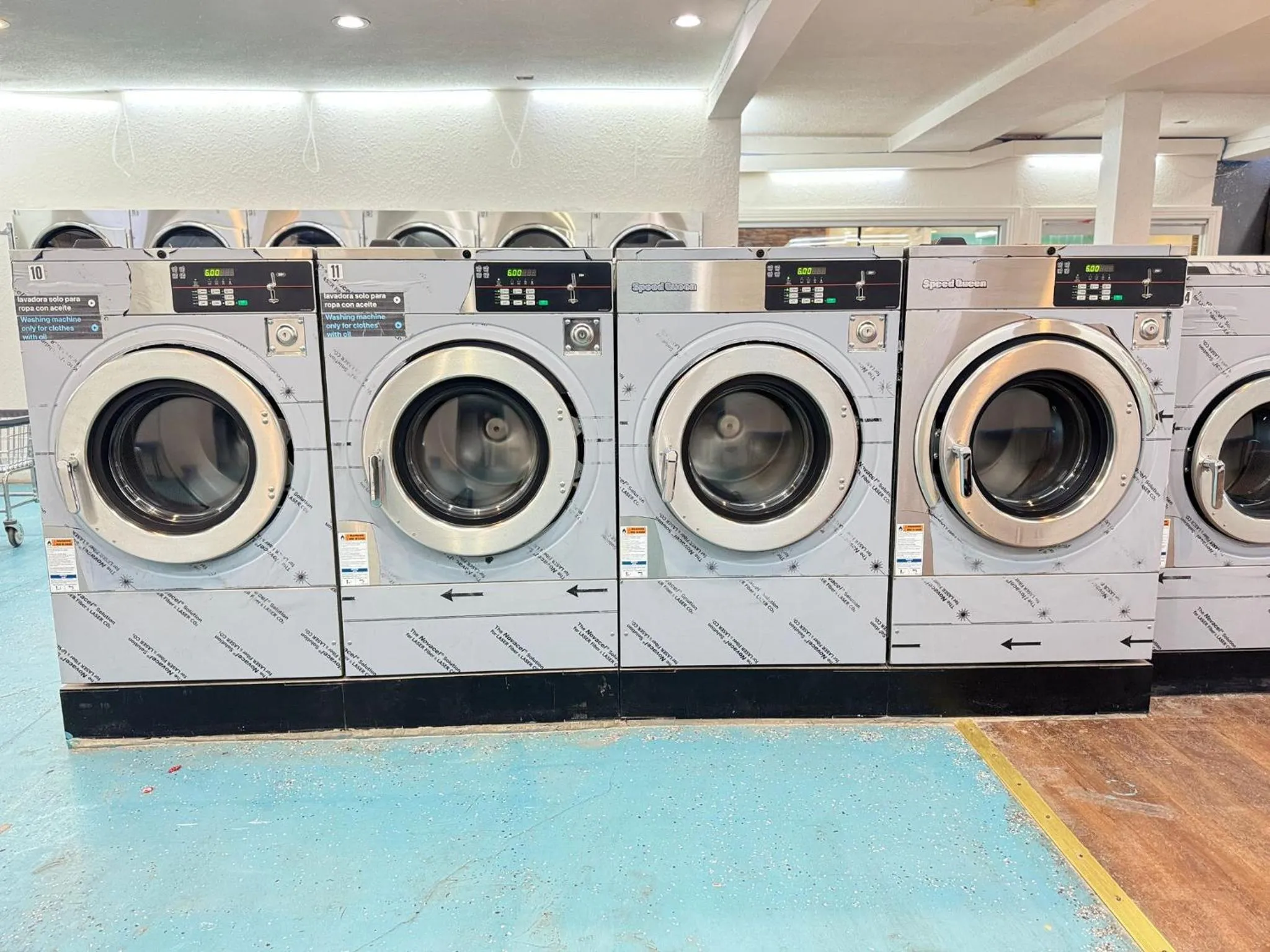 washing machine in B&J HOTEL AND APARTMENTS