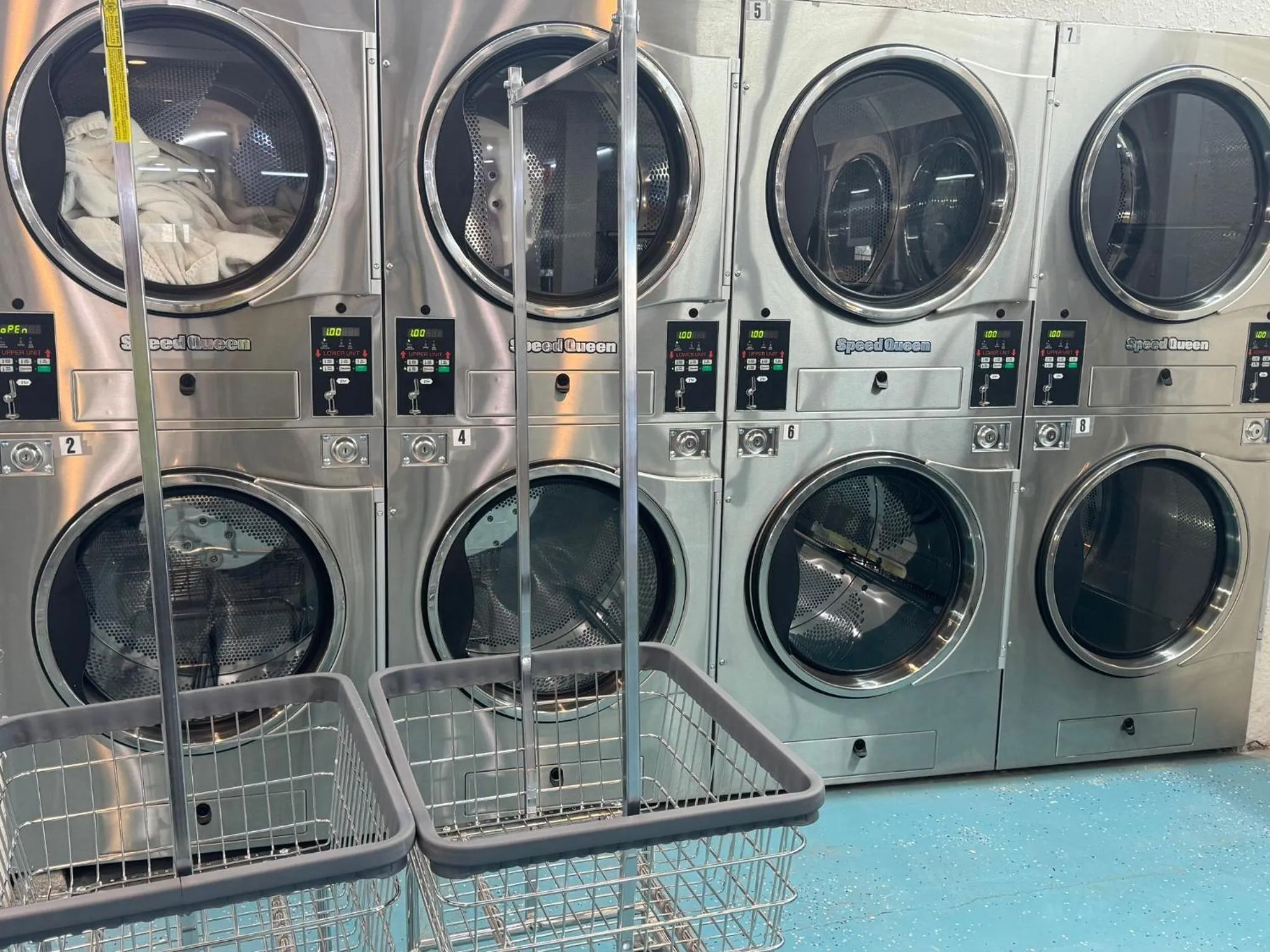 washing machine in B&J HOTEL AND APARTMENTS