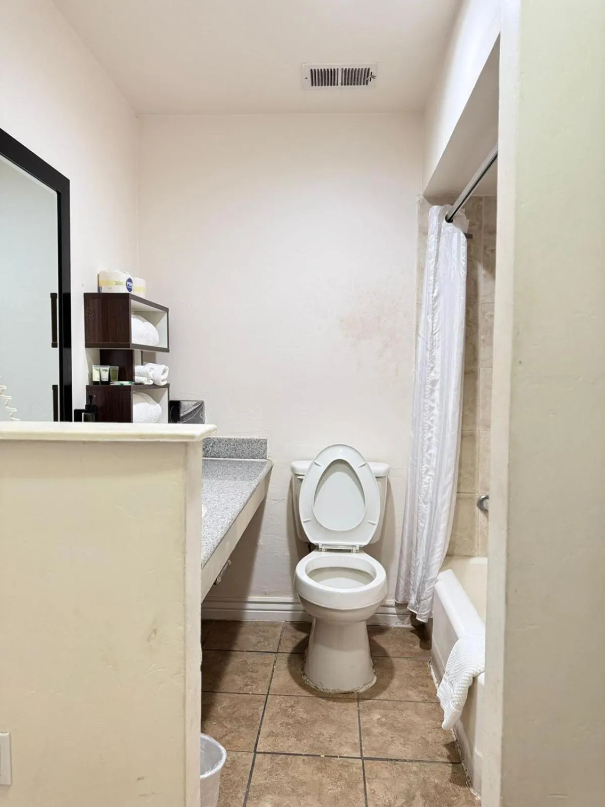 Shower in B&J HOTEL AND APARTMENTS