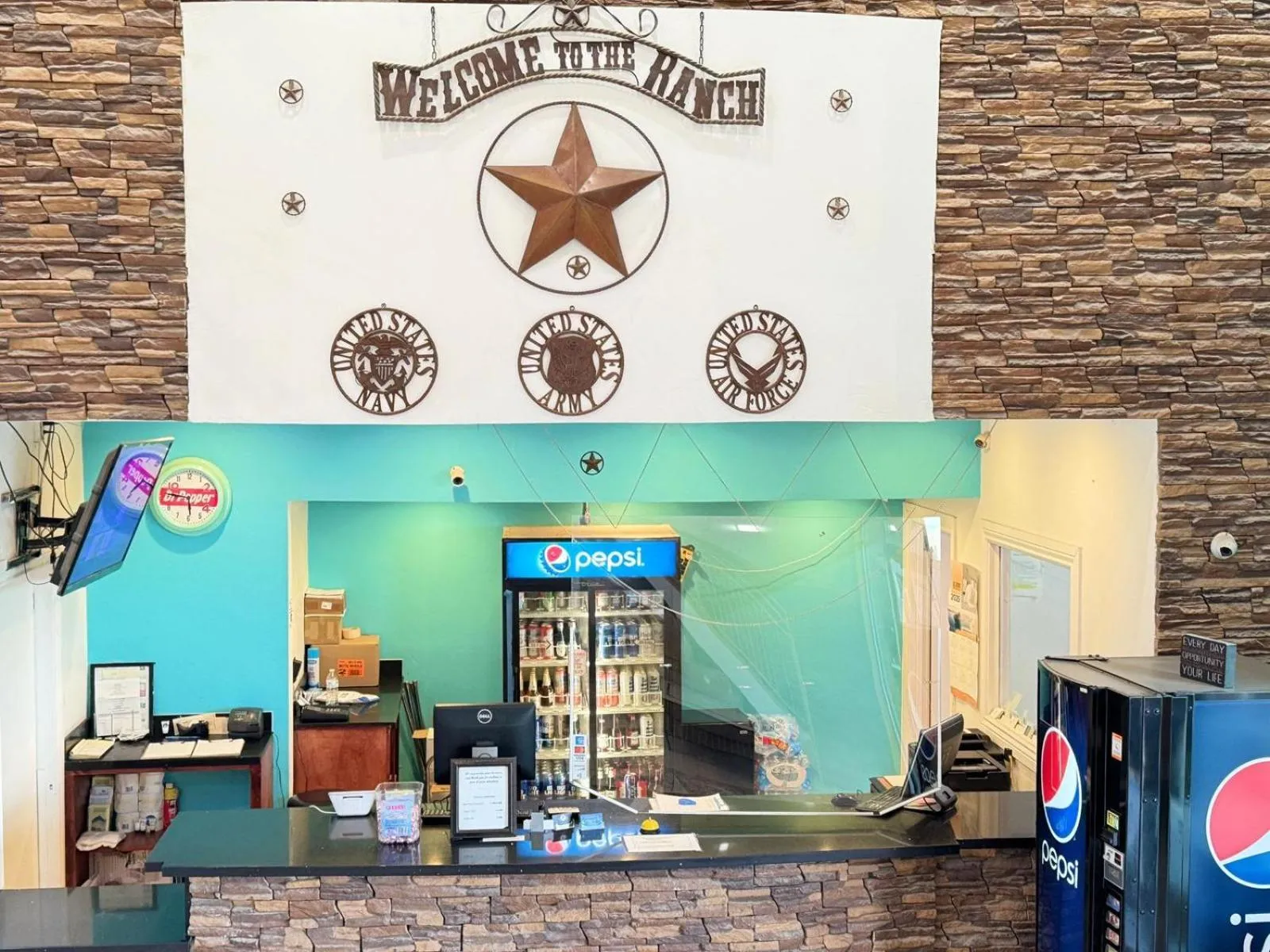 Coffee/tea facilities in B&J HOTEL AND APARTMENTS