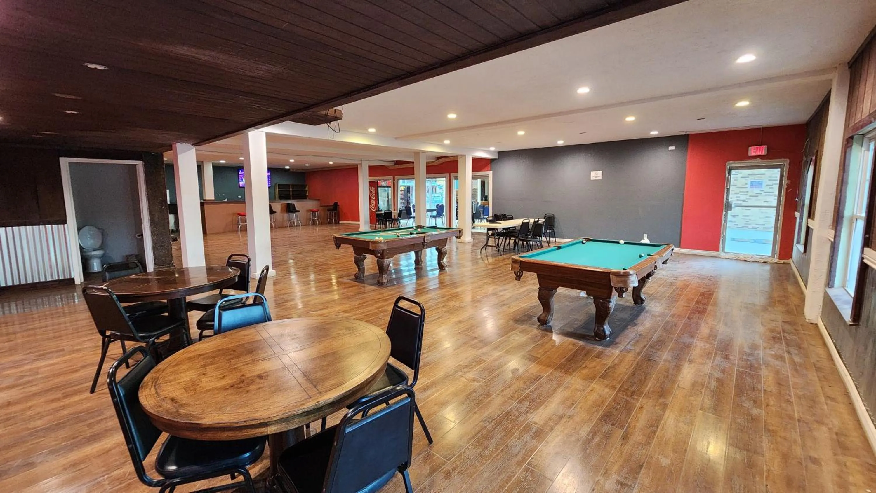 Communal lounge/ TV room in B&J HOTEL AND APARTMENTS