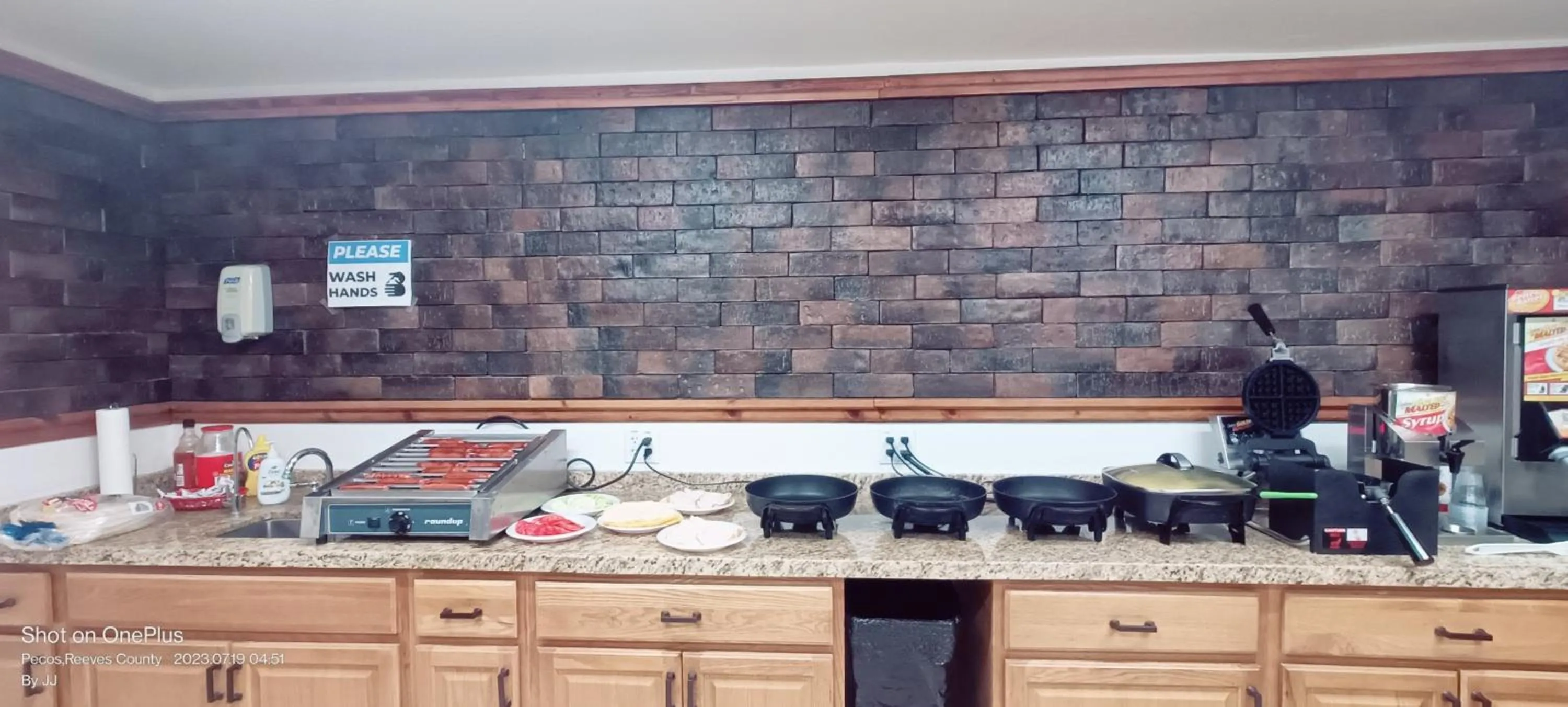 Restaurant/places to eat in B&J HOTEL AND APARTMENTS