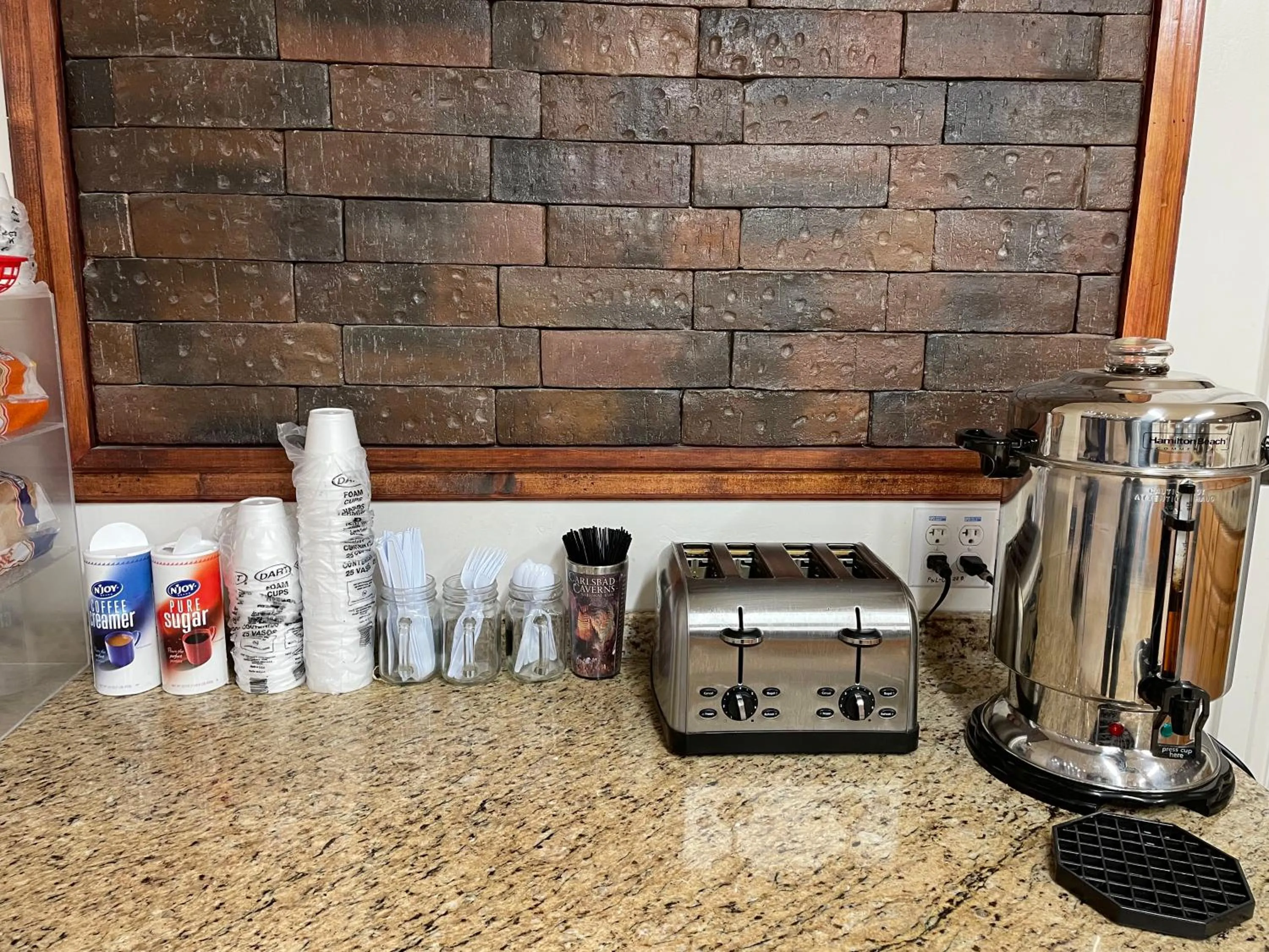 Coffee/tea facilities in B&J HOTEL AND APARTMENTS