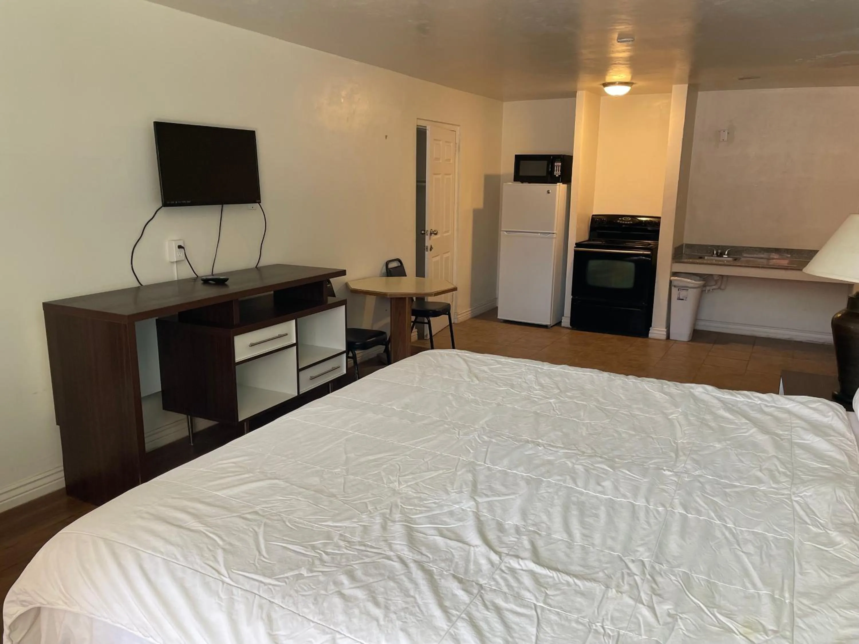 Communal lounge/ TV room, Bed in B&J HOTEL AND APARTMENTS