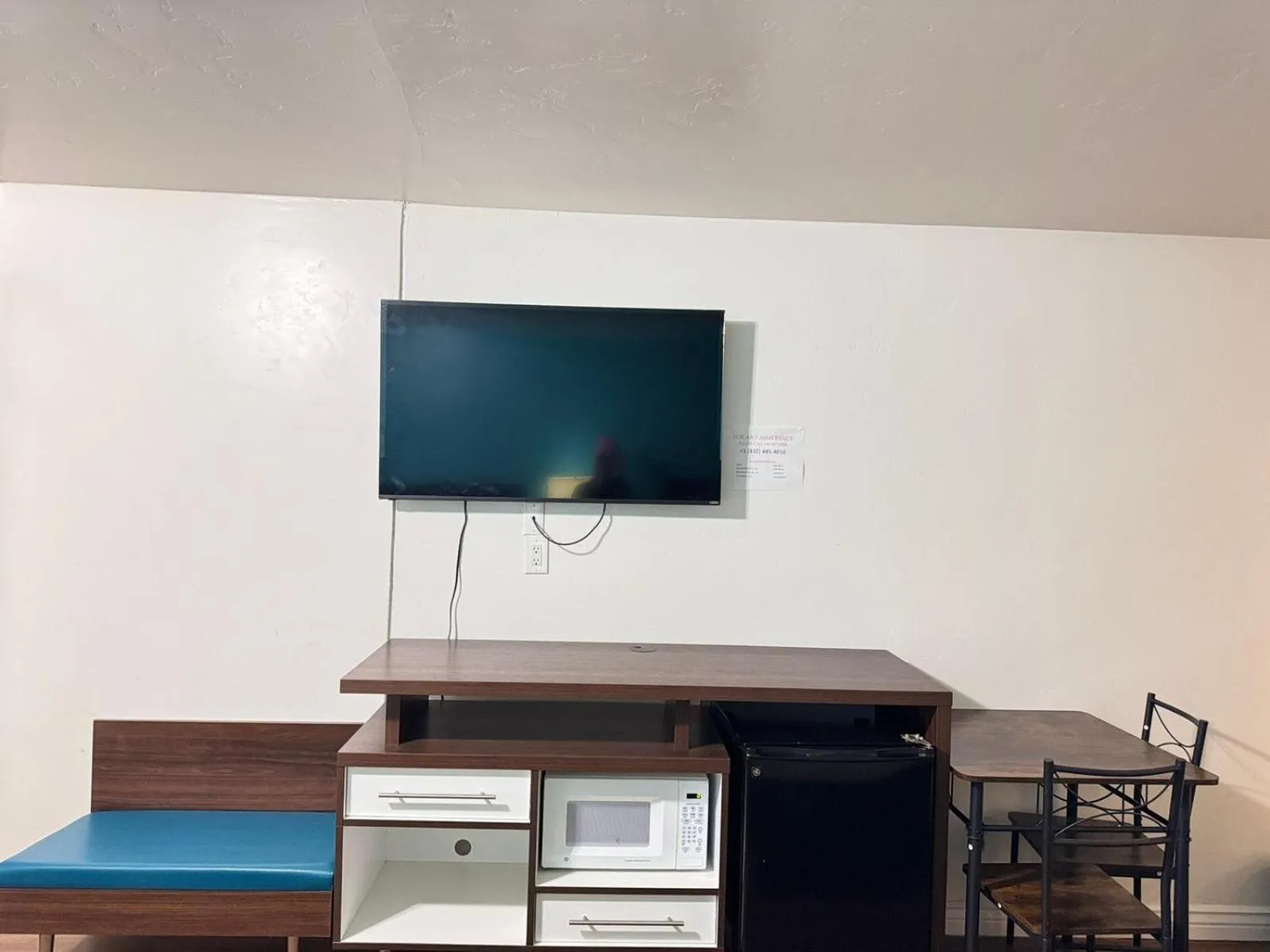 Shower in B&J HOTEL AND APARTMENTS