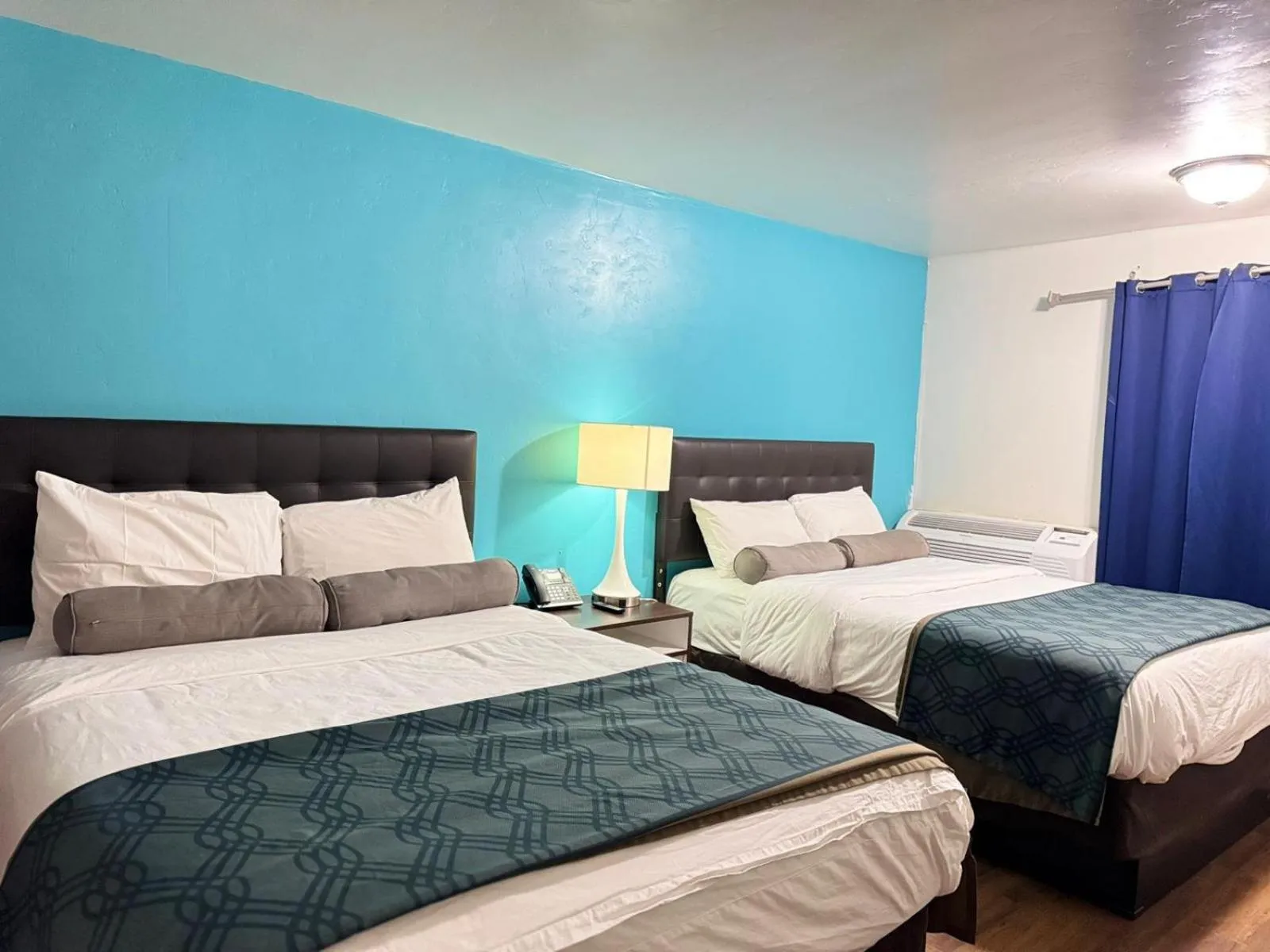 Shower, Bed in B&J HOTEL AND APARTMENTS