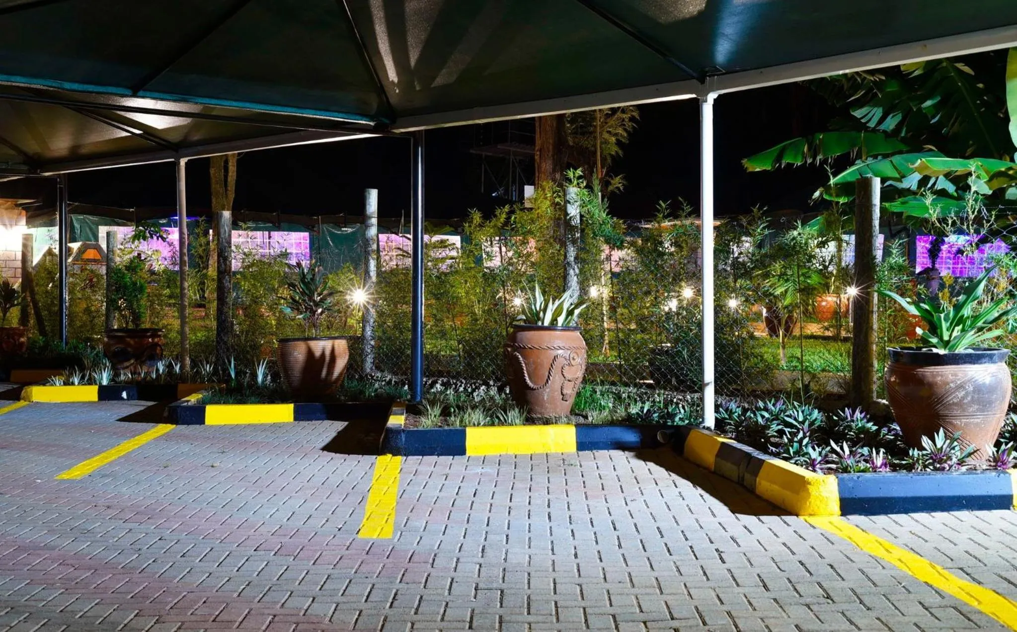 Parking in Lovely Garden Guest Home