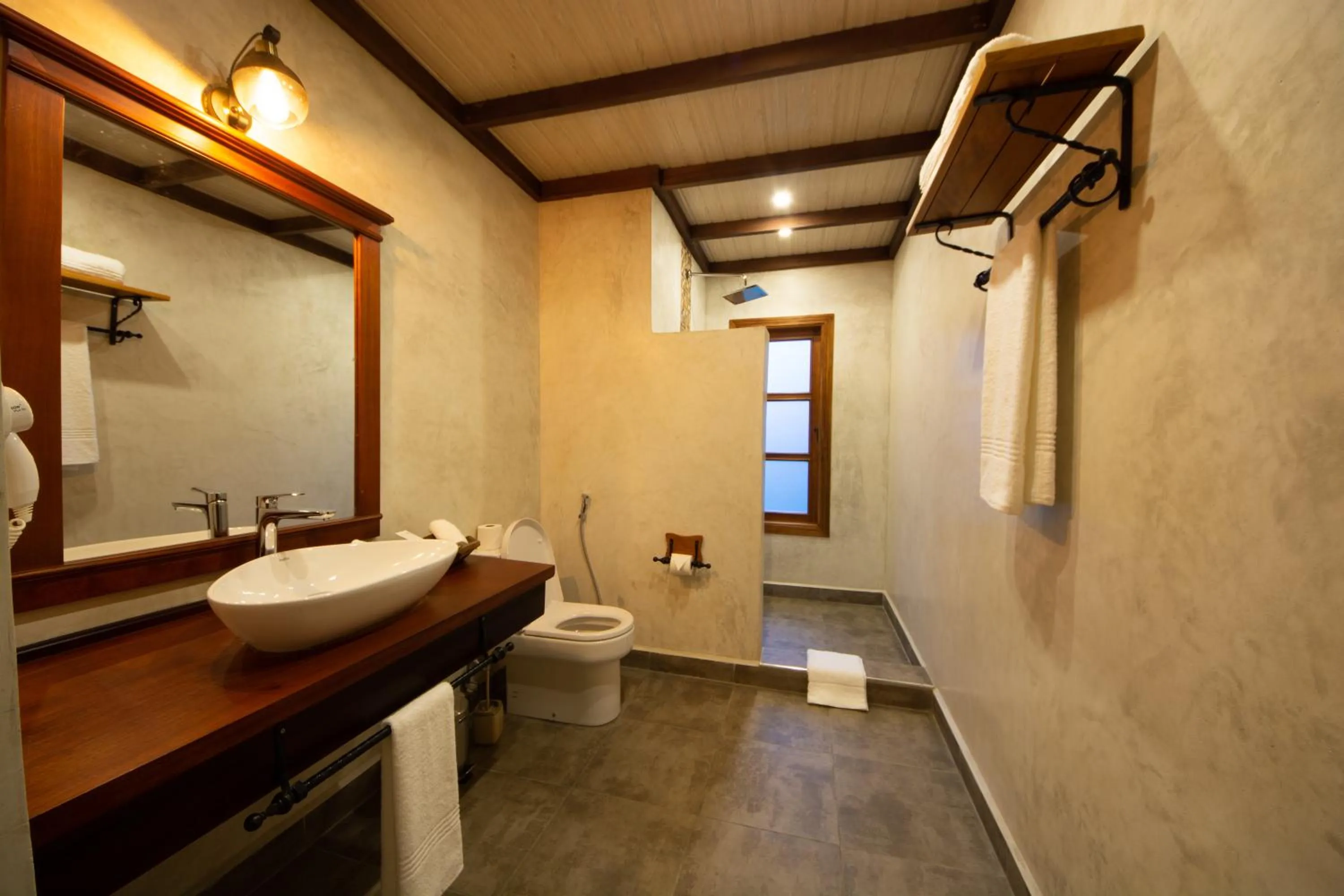 Bathroom in Chimpundu Lodge