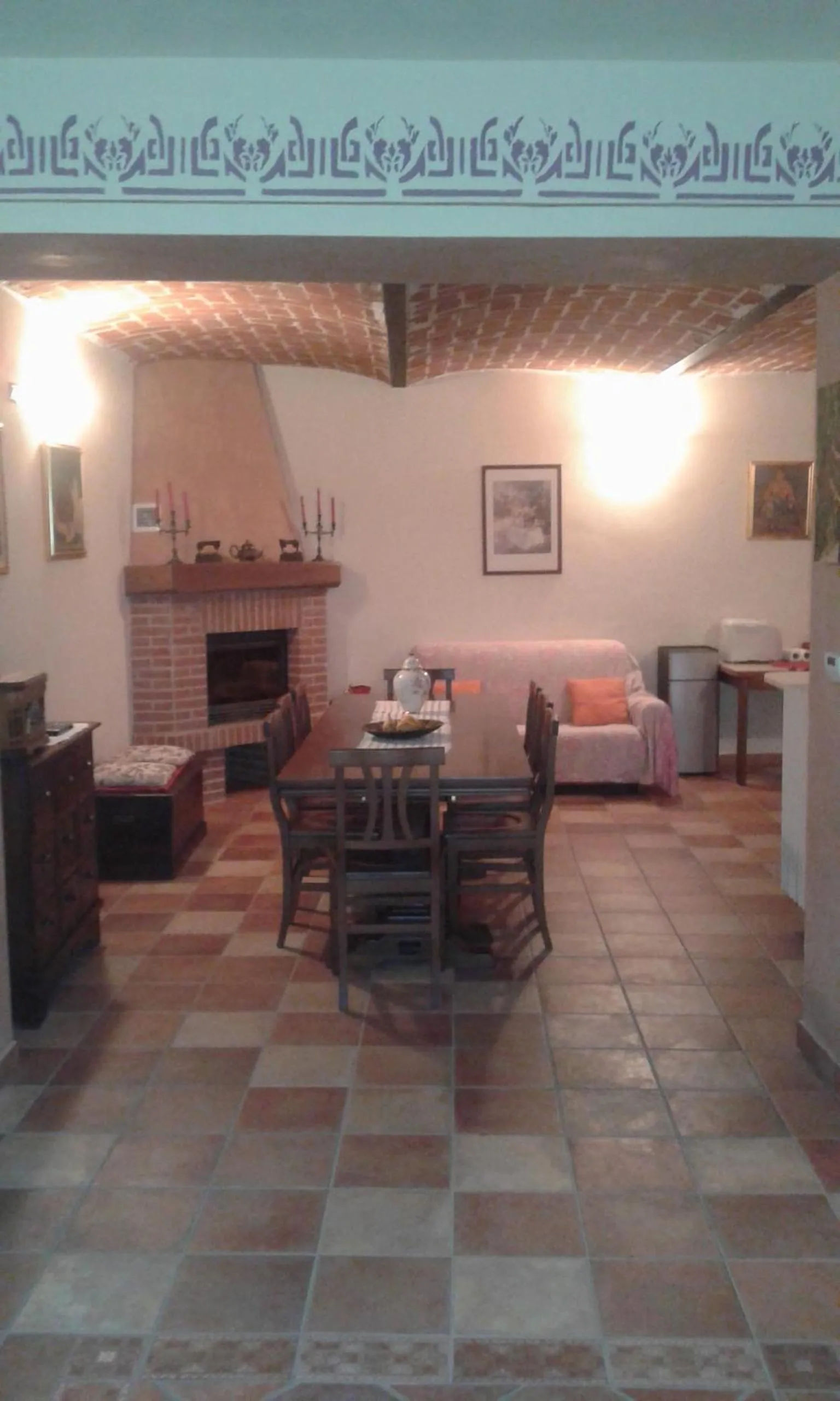 Communal lounge/ TV room in Cà Du Ruja
