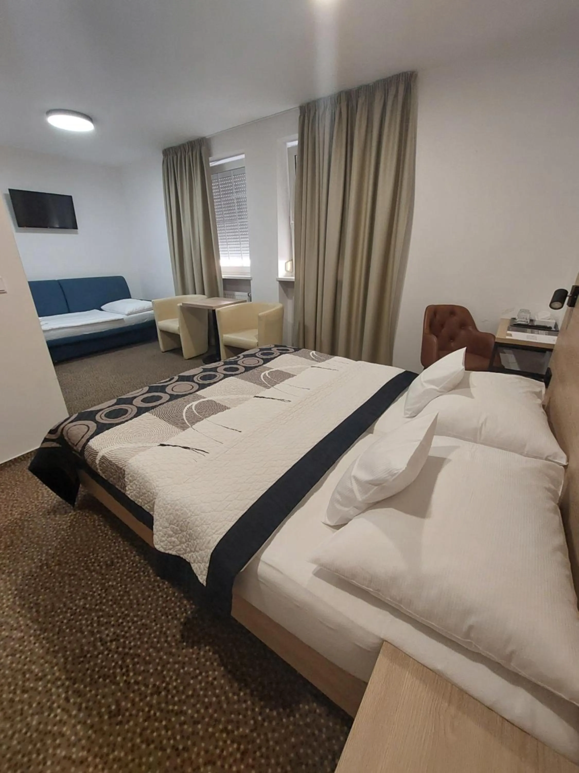 Photo of the whole room, Bed in Hotel Avion