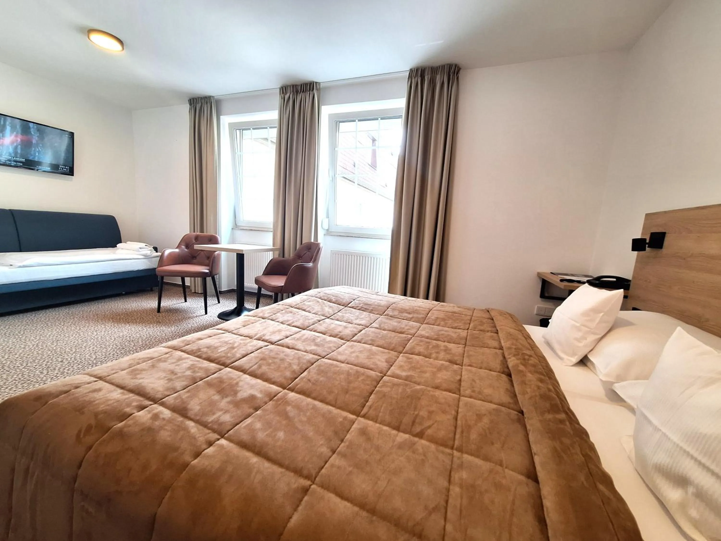 Property building, Bed in Hotel Avion