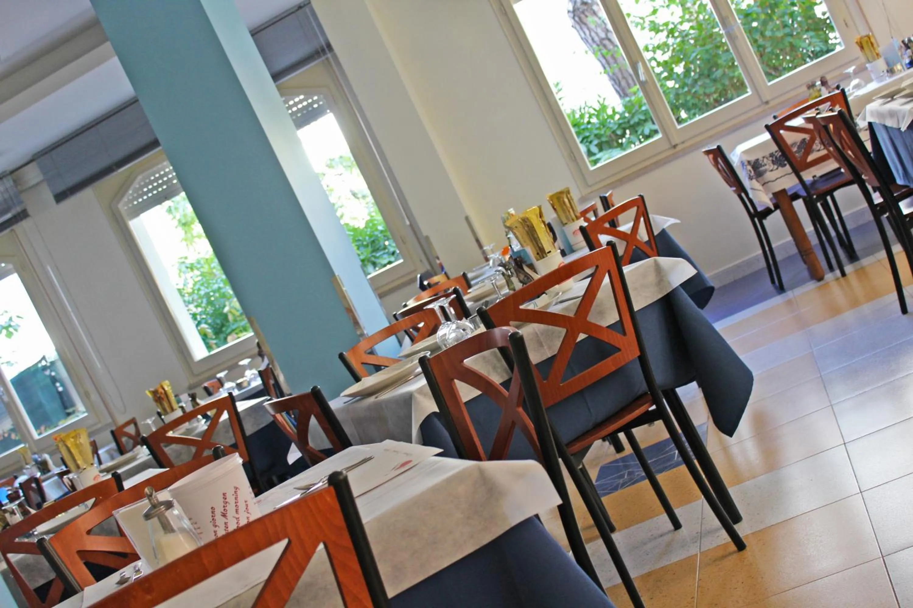 Restaurant/places to eat in Hotel Metron