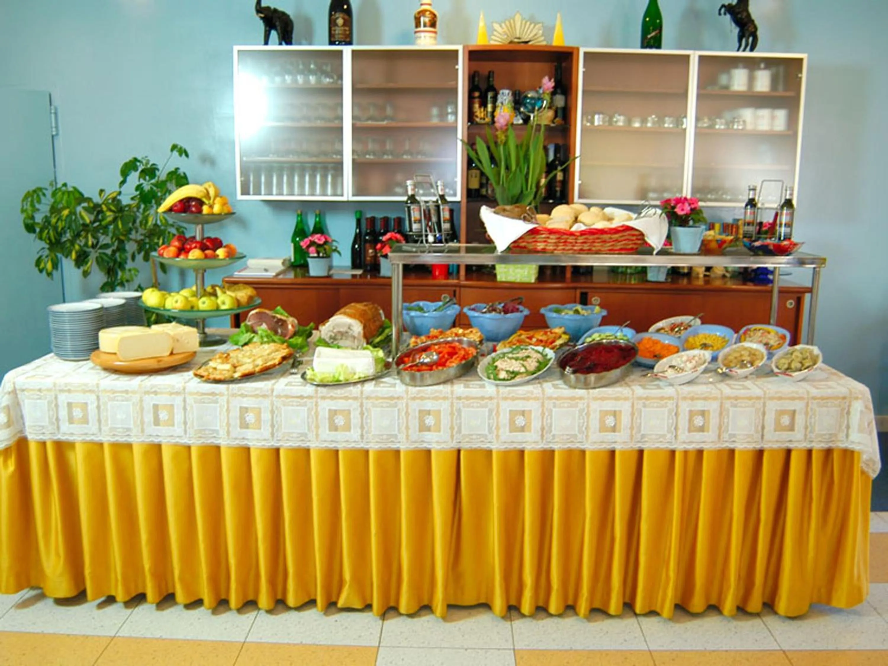 Restaurant/places to eat in Hotel Metron