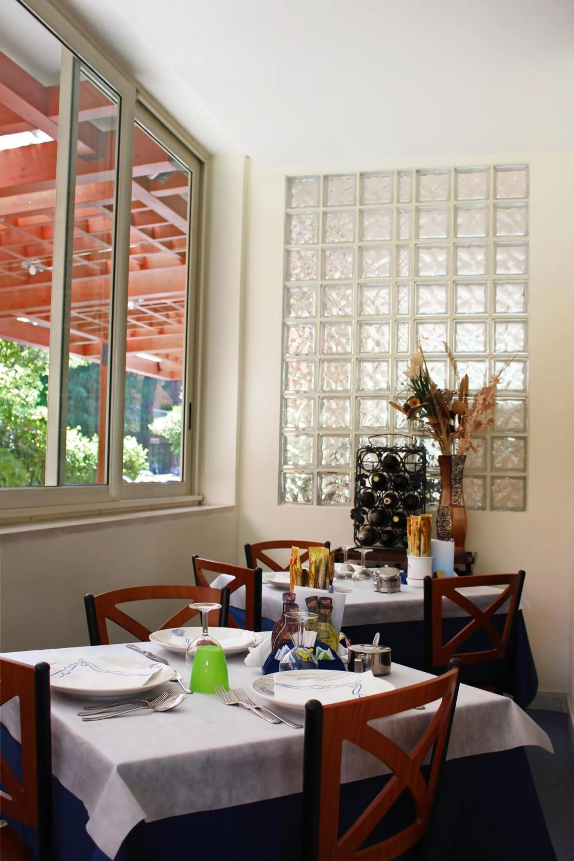 Restaurant/places to eat in Hotel Metron