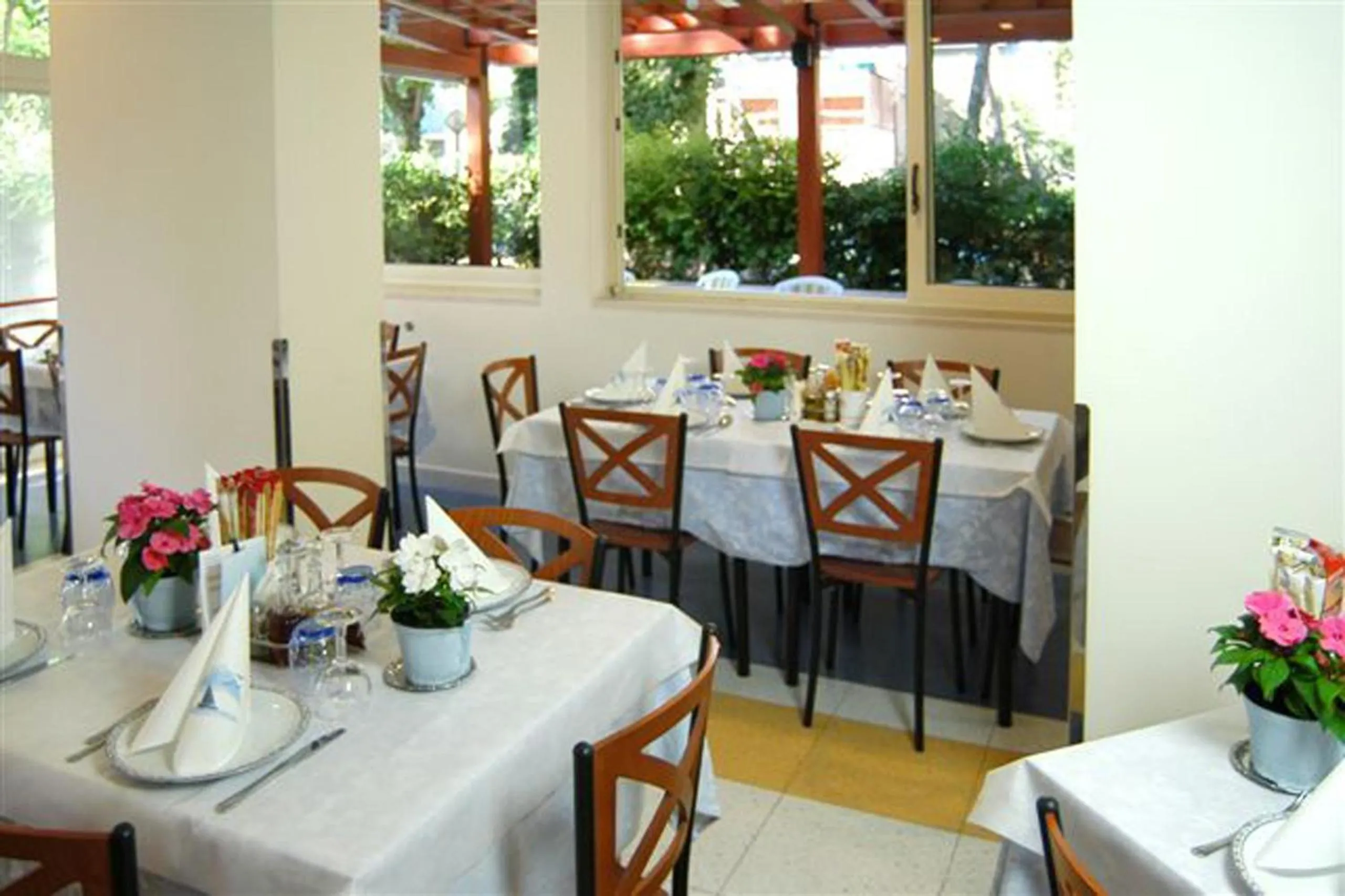 Restaurant/places to eat in Hotel Metron