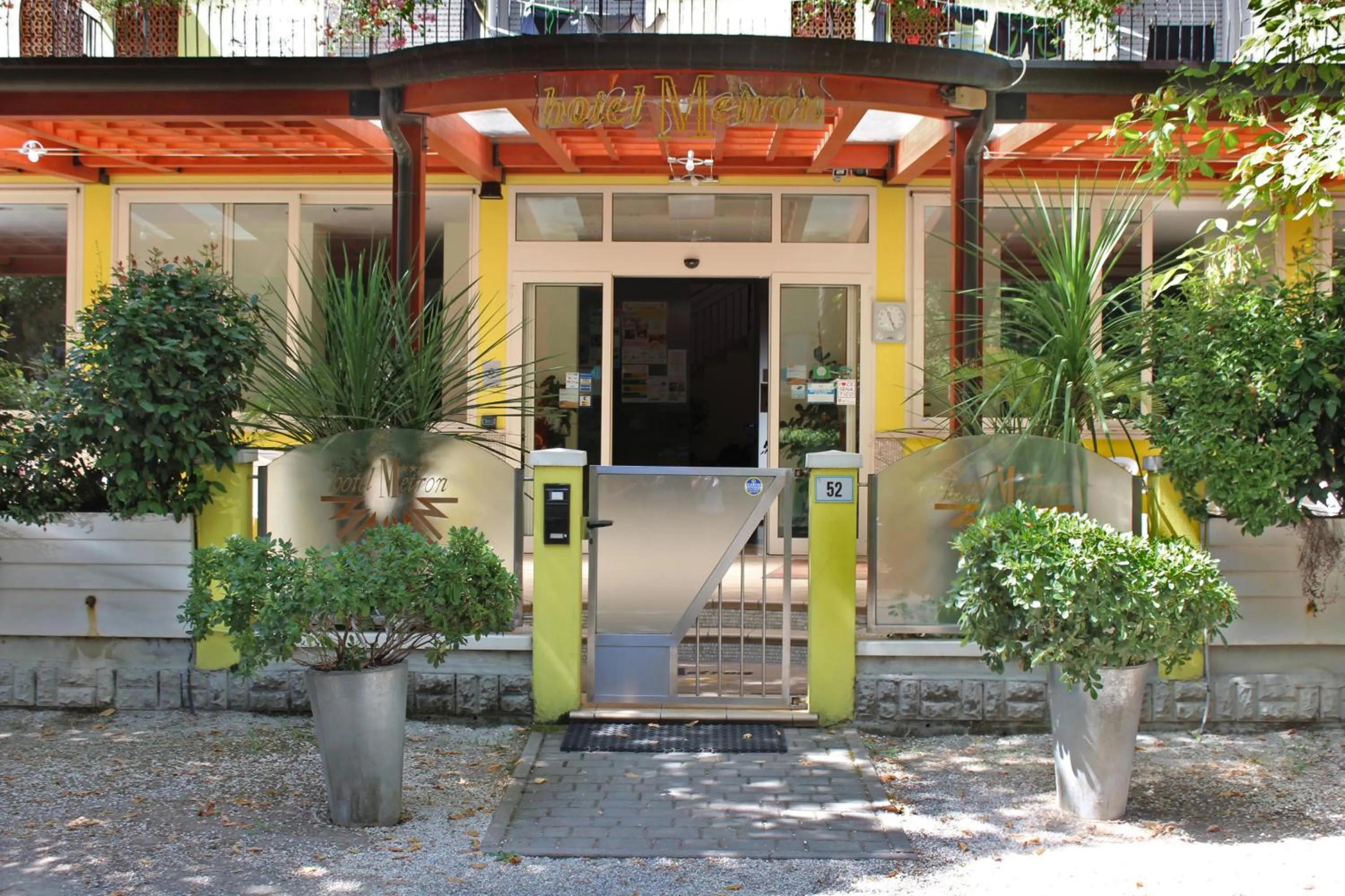 Facade/entrance in Hotel Metron