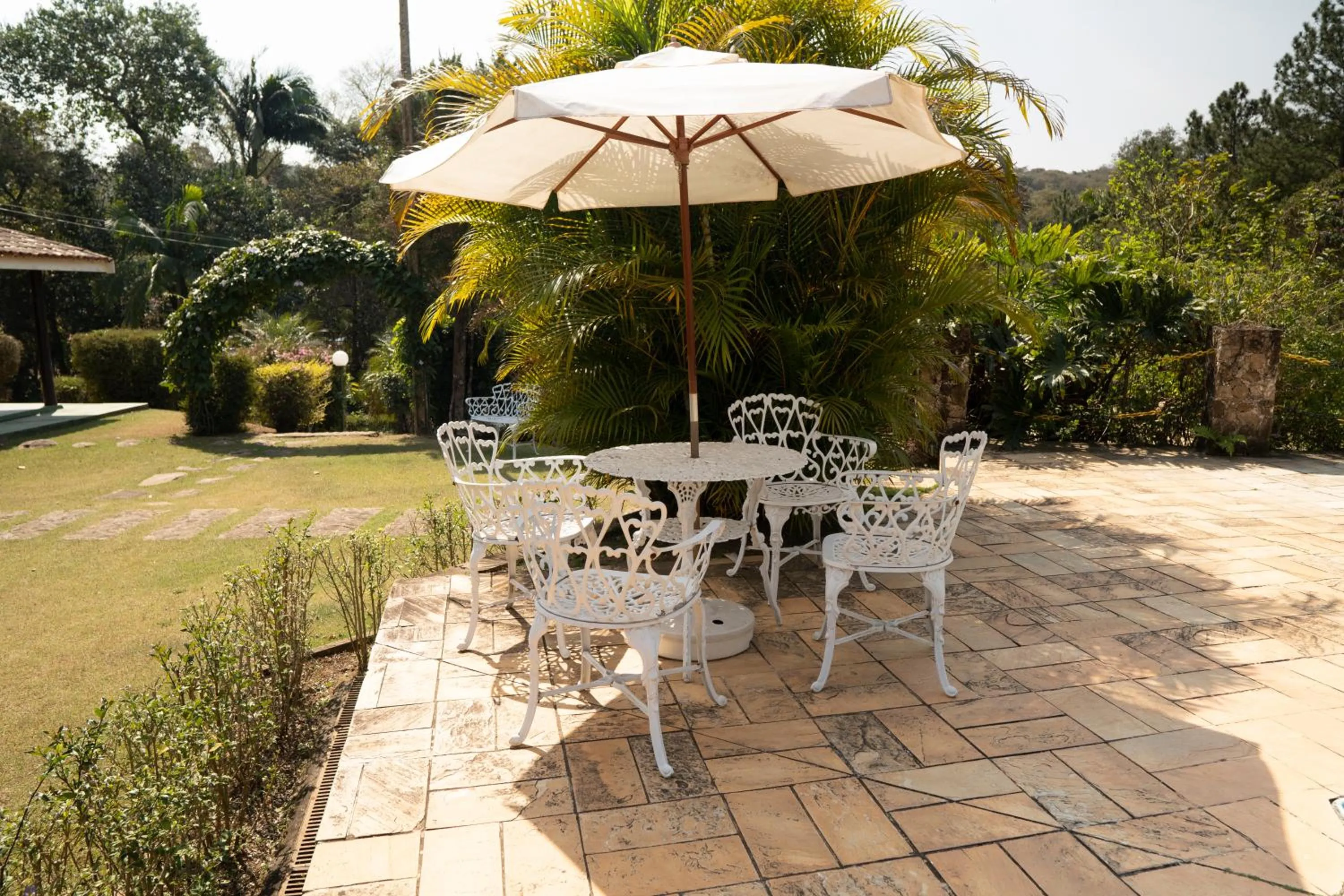 Swimming pool in Pousada Realeza Atibaia