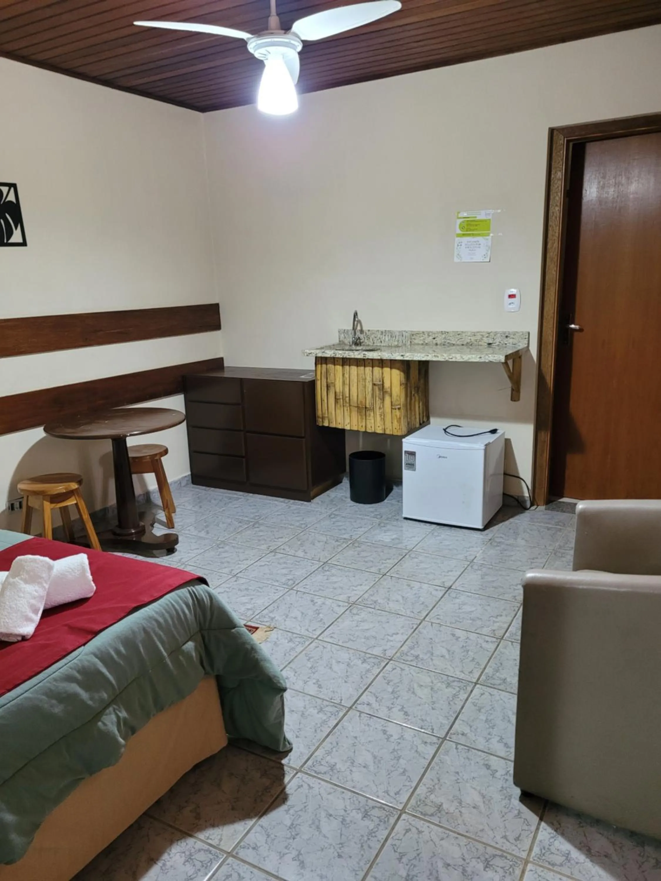 Kitchen or kitchenette, Bed in Pousada Realeza Atibaia