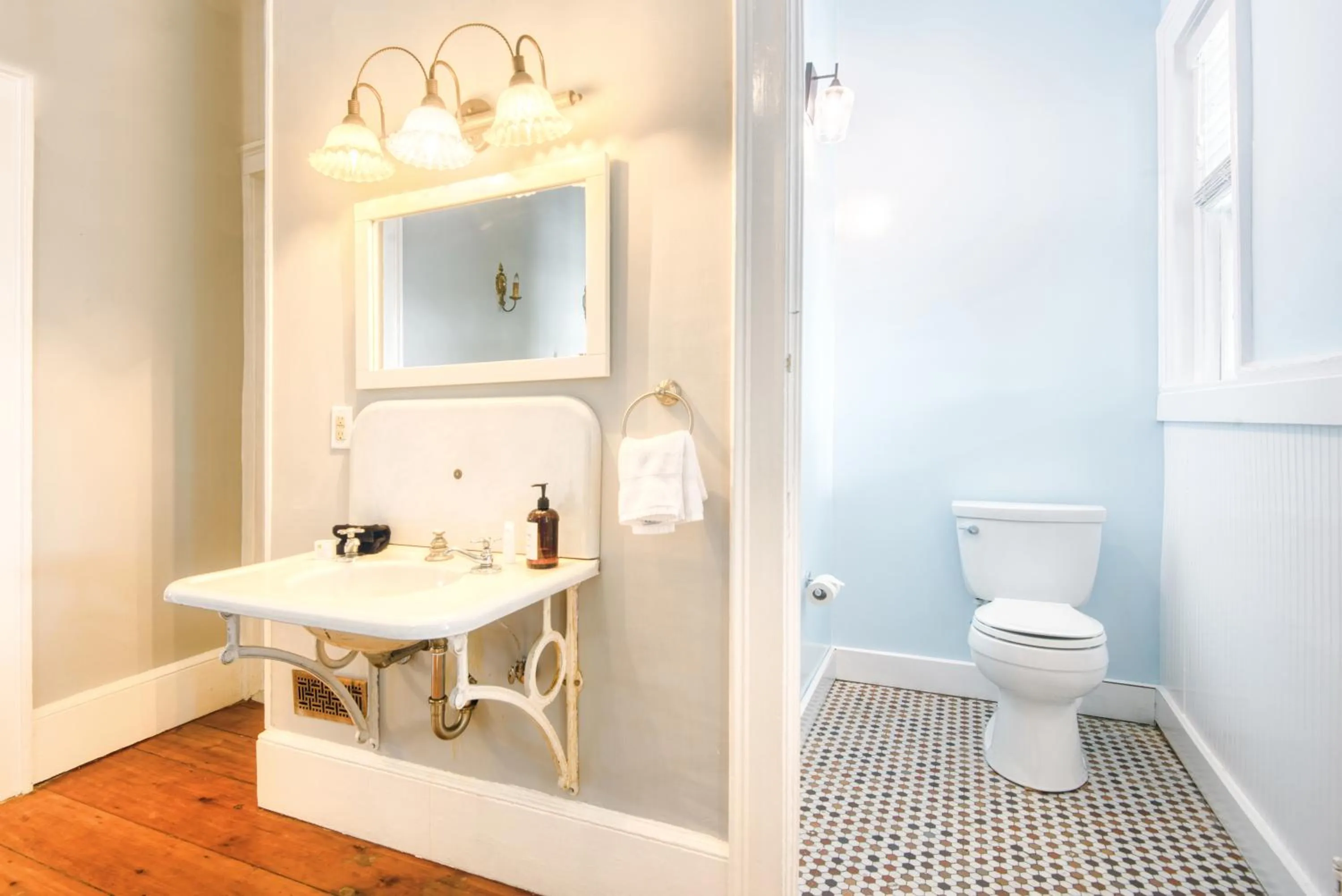 Bathroom in Hudson Mariner