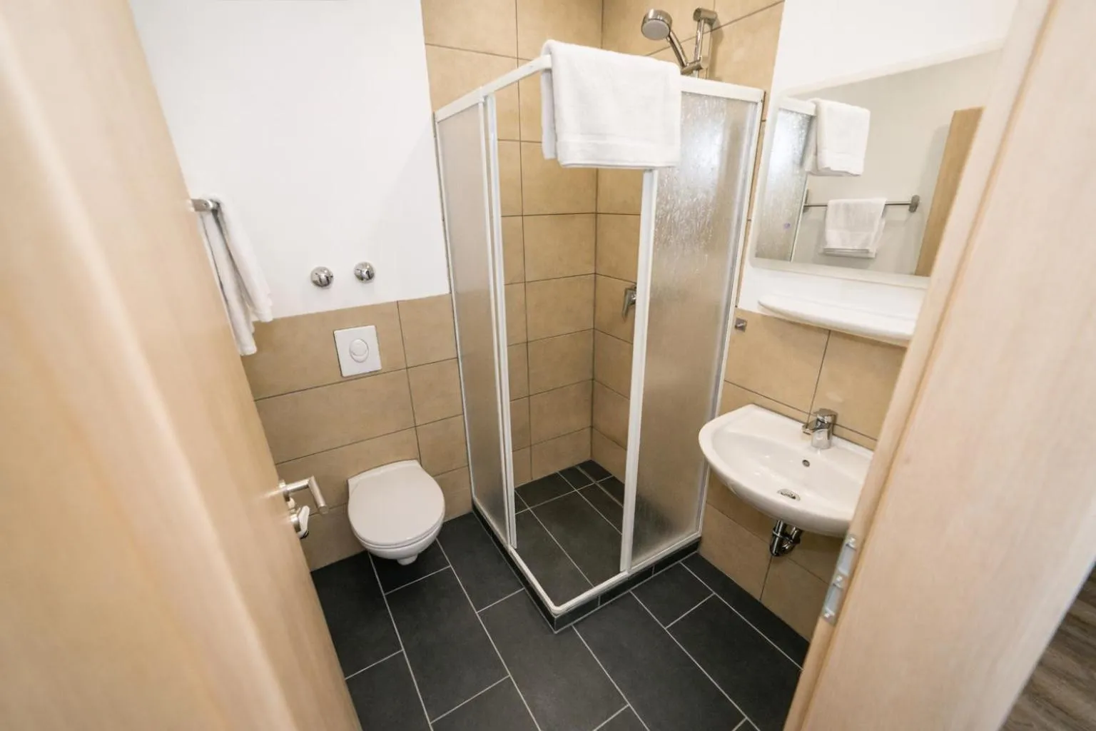 Shower in Hotel Central City Hbf Nürnberg Garni