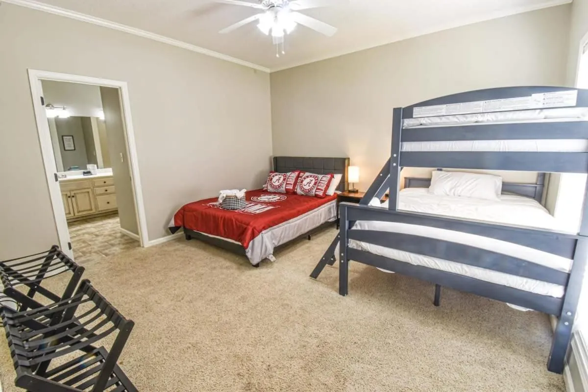 Bed in The Crimson Retreat Only 5 miles to the Stadium BBQ Coffee Games
